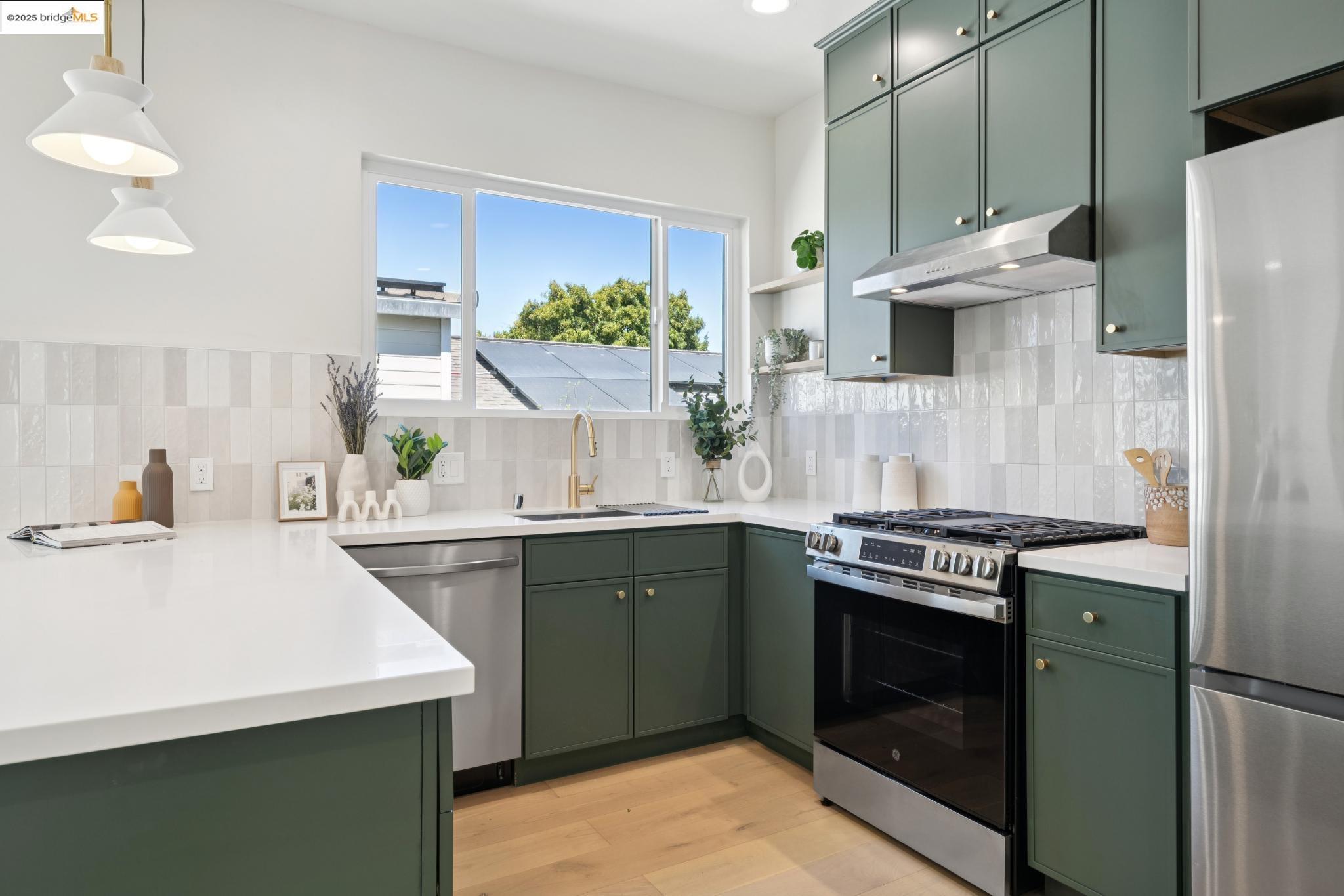 Detail Gallery Image 17 of 44 For 1341 Peralta Ave, Berkeley,  CA 94702 - 4 Beds | 2 Baths