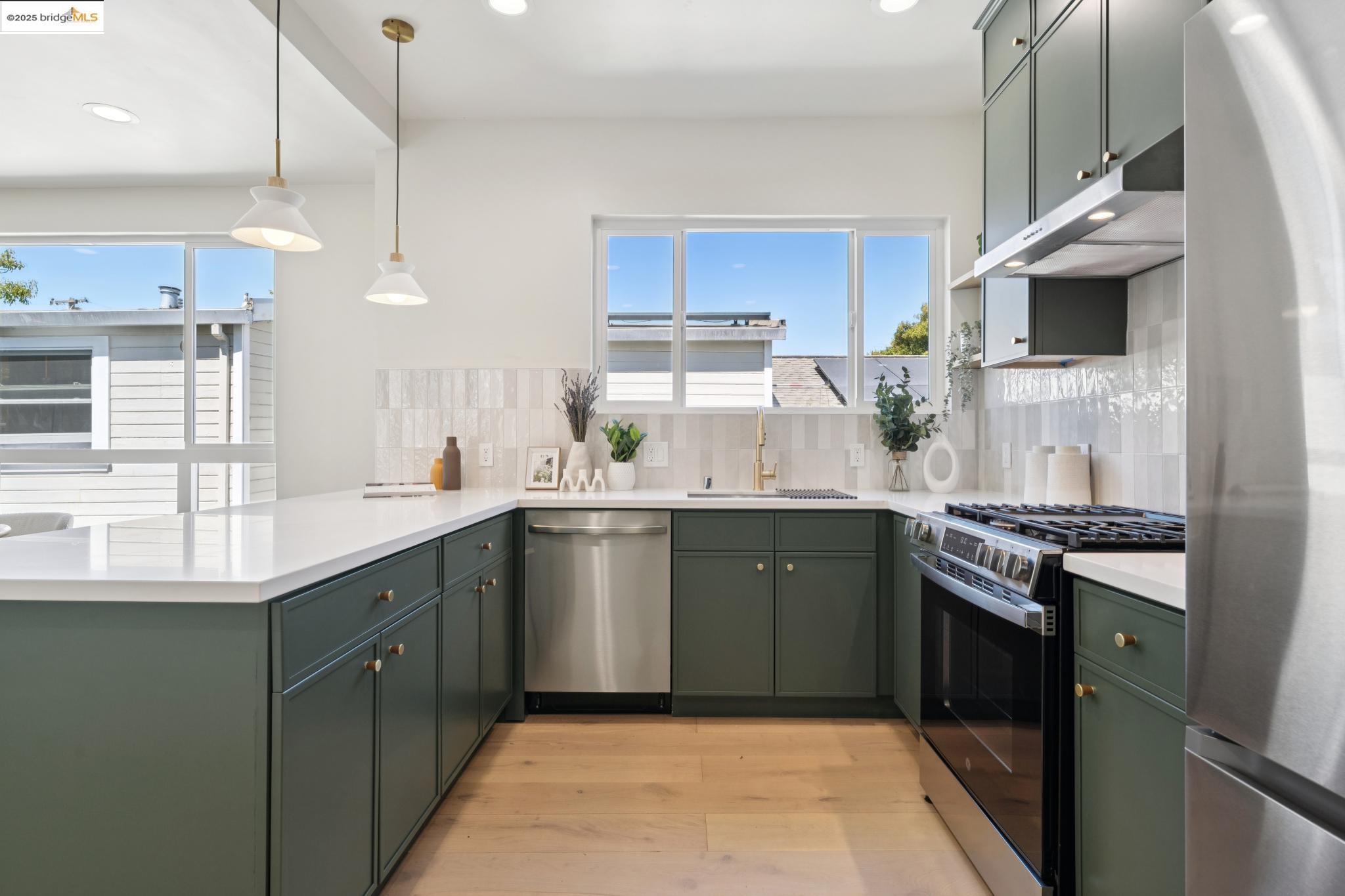 Detail Gallery Image 18 of 44 For 1341 Peralta Ave, Berkeley,  CA 94702 - 4 Beds | 2 Baths