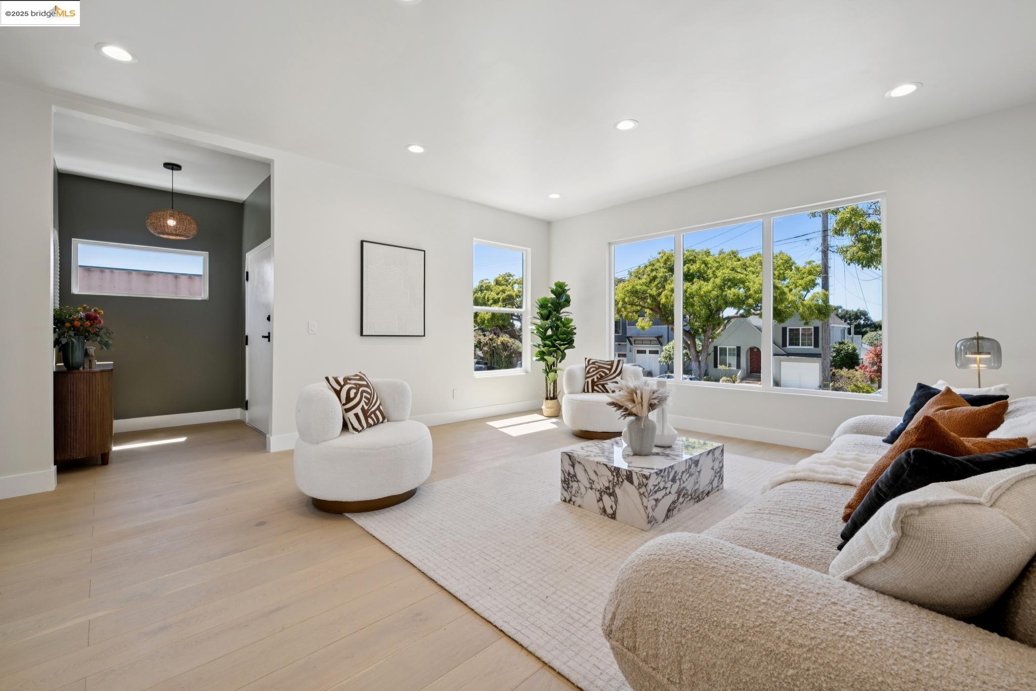 Detail Gallery Image 5 of 44 For 1341 Peralta Ave, Berkeley,  CA 94702 - 4 Beds | 2 Baths
