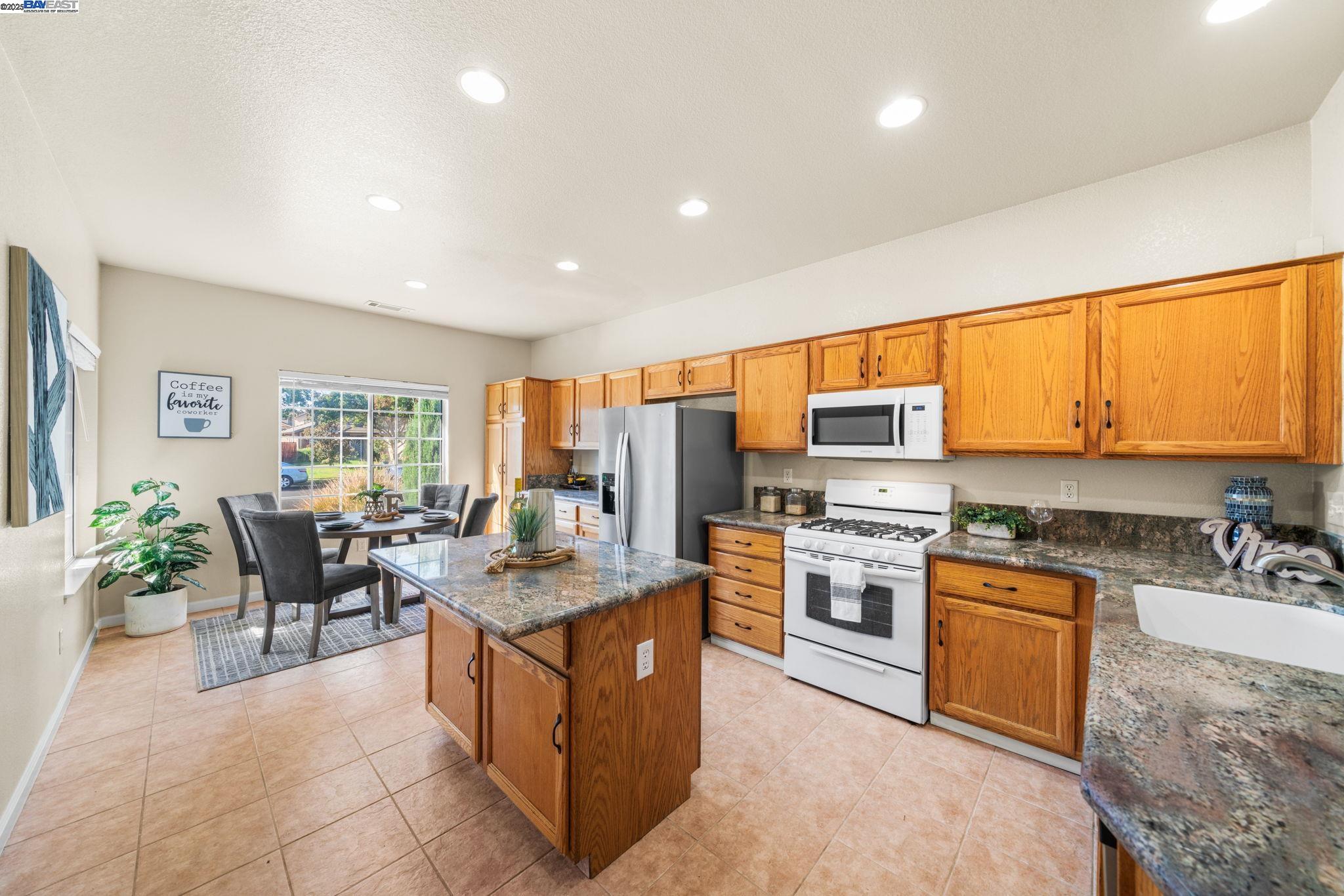 Detail Gallery Image 2 of 42 For 1983 Cork Oak Ln, Manteca,  CA 95336 - 3 Beds | 2 Baths