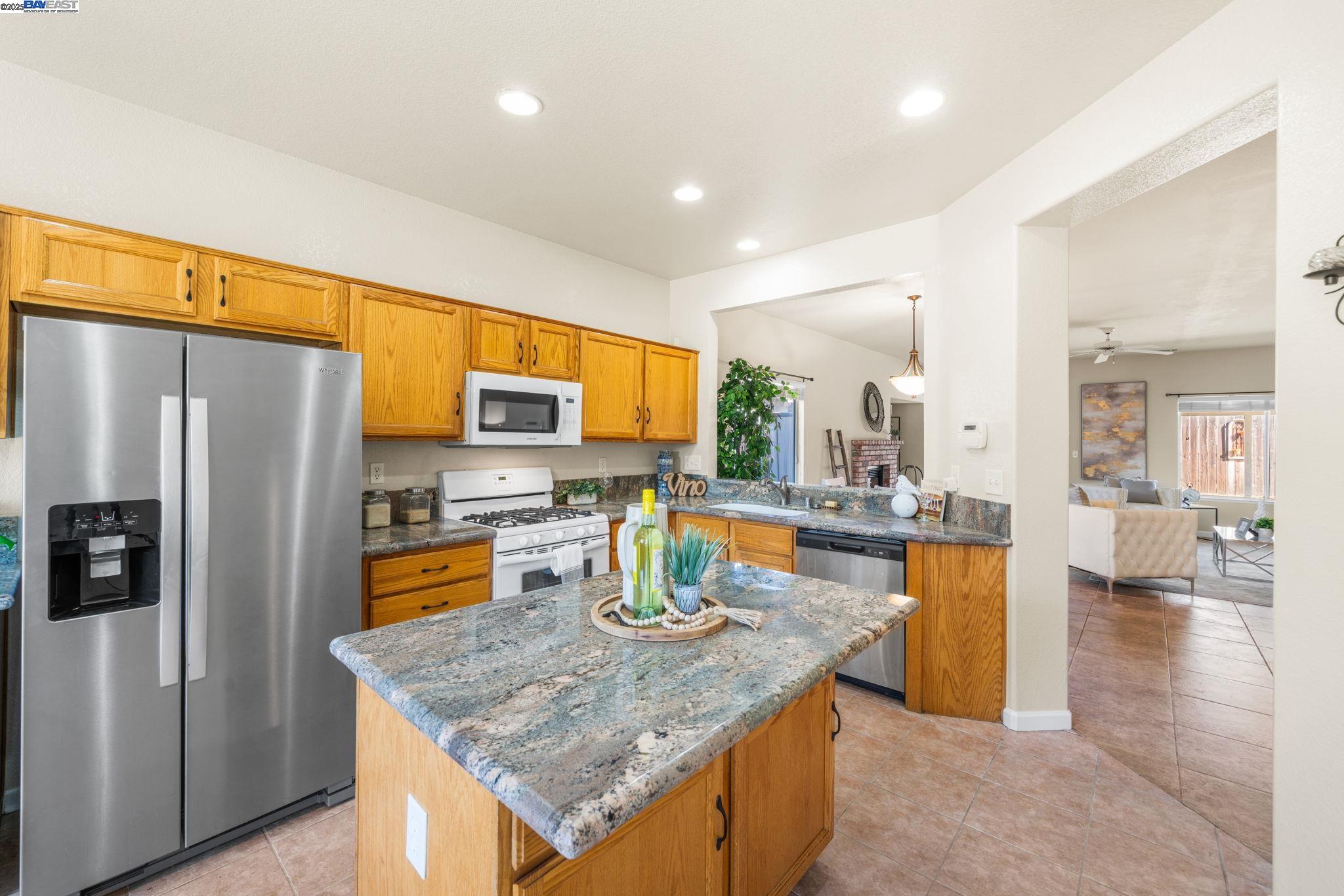Detail Gallery Image 3 of 42 For 1983 Cork Oak Ln, Manteca,  CA 95336 - 3 Beds | 2 Baths