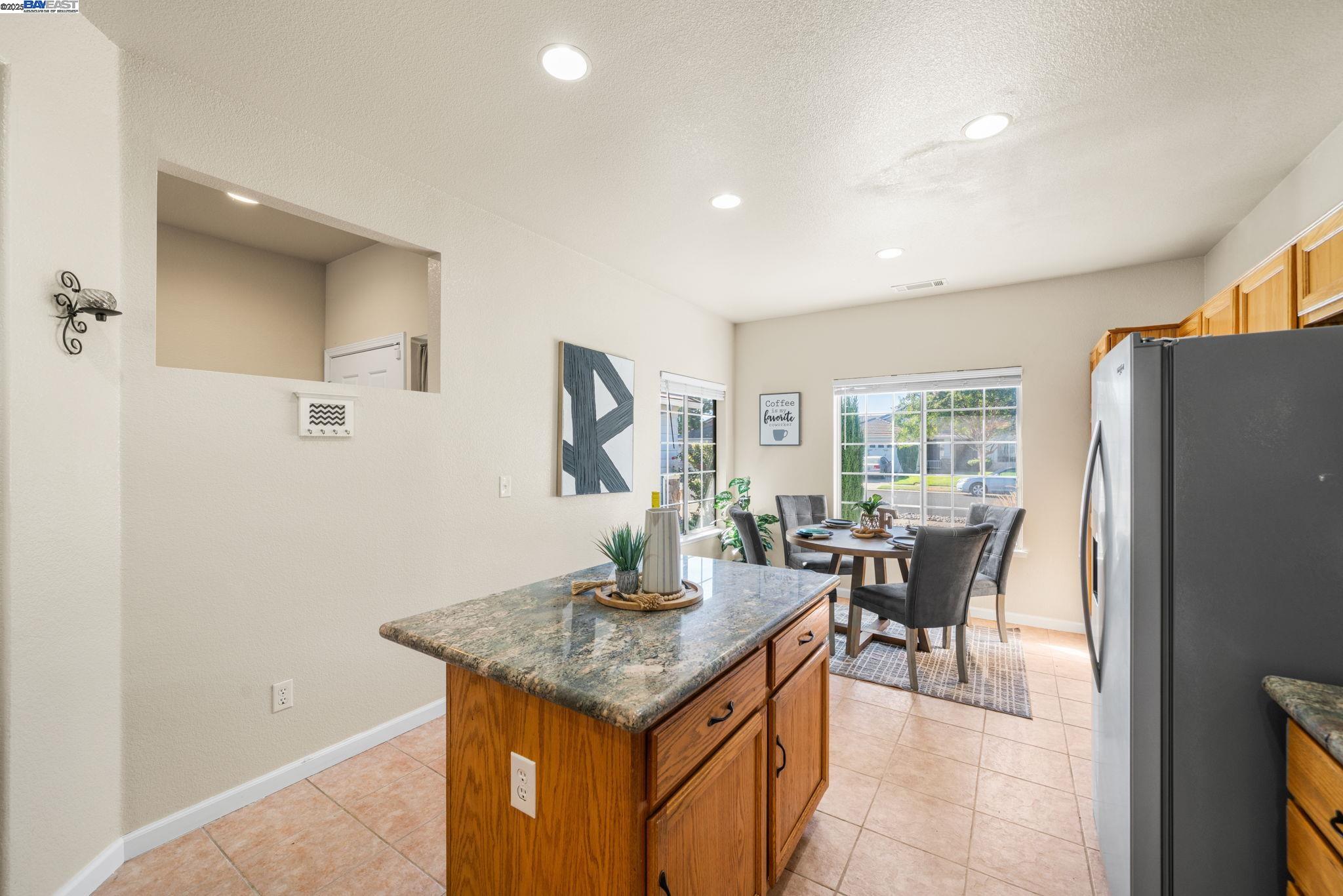 Detail Gallery Image 4 of 42 For 1983 Cork Oak Ln, Manteca,  CA 95336 - 3 Beds | 2 Baths