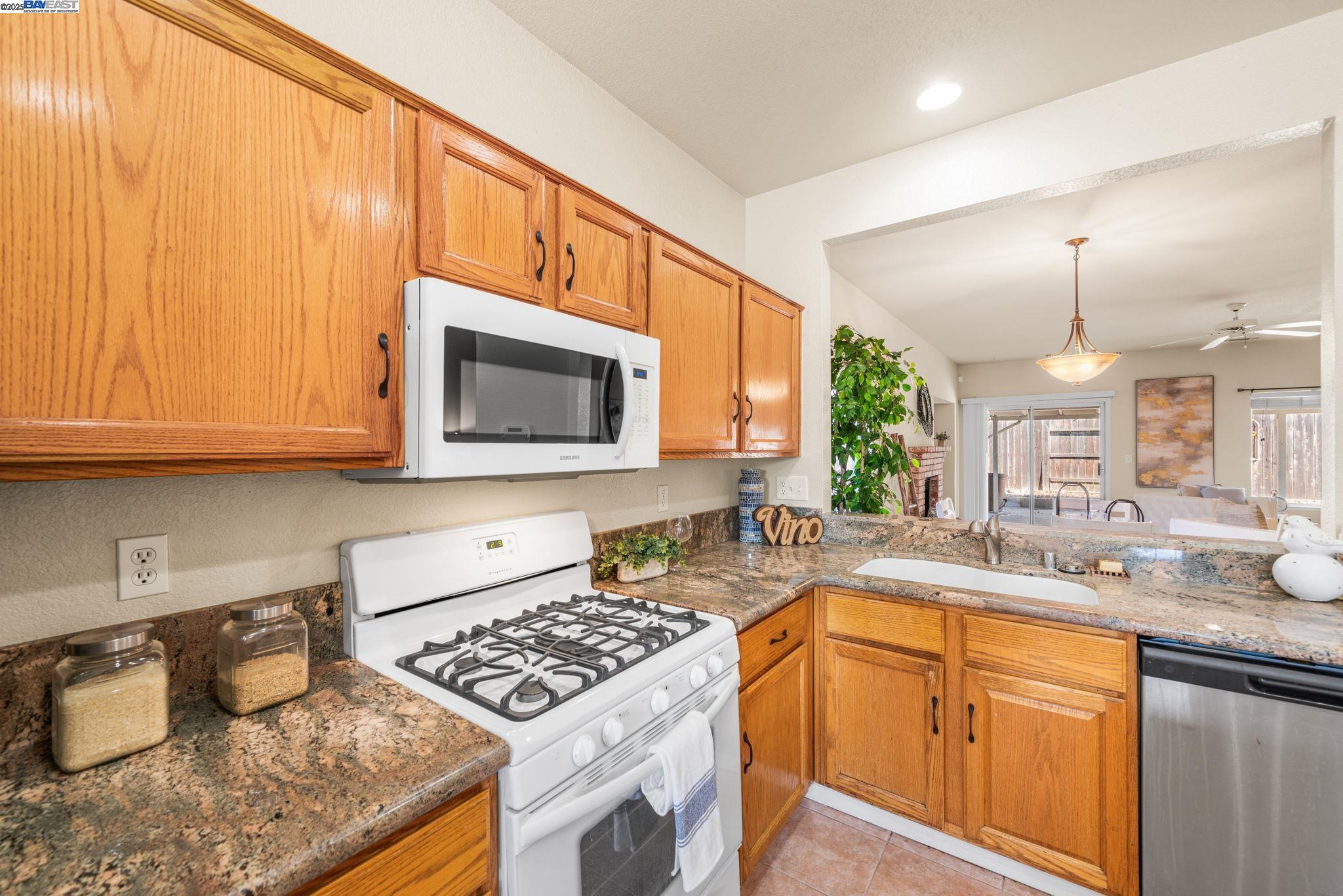 Detail Gallery Image 5 of 42 For 1983 Cork Oak Ln, Manteca,  CA 95336 - 3 Beds | 2 Baths