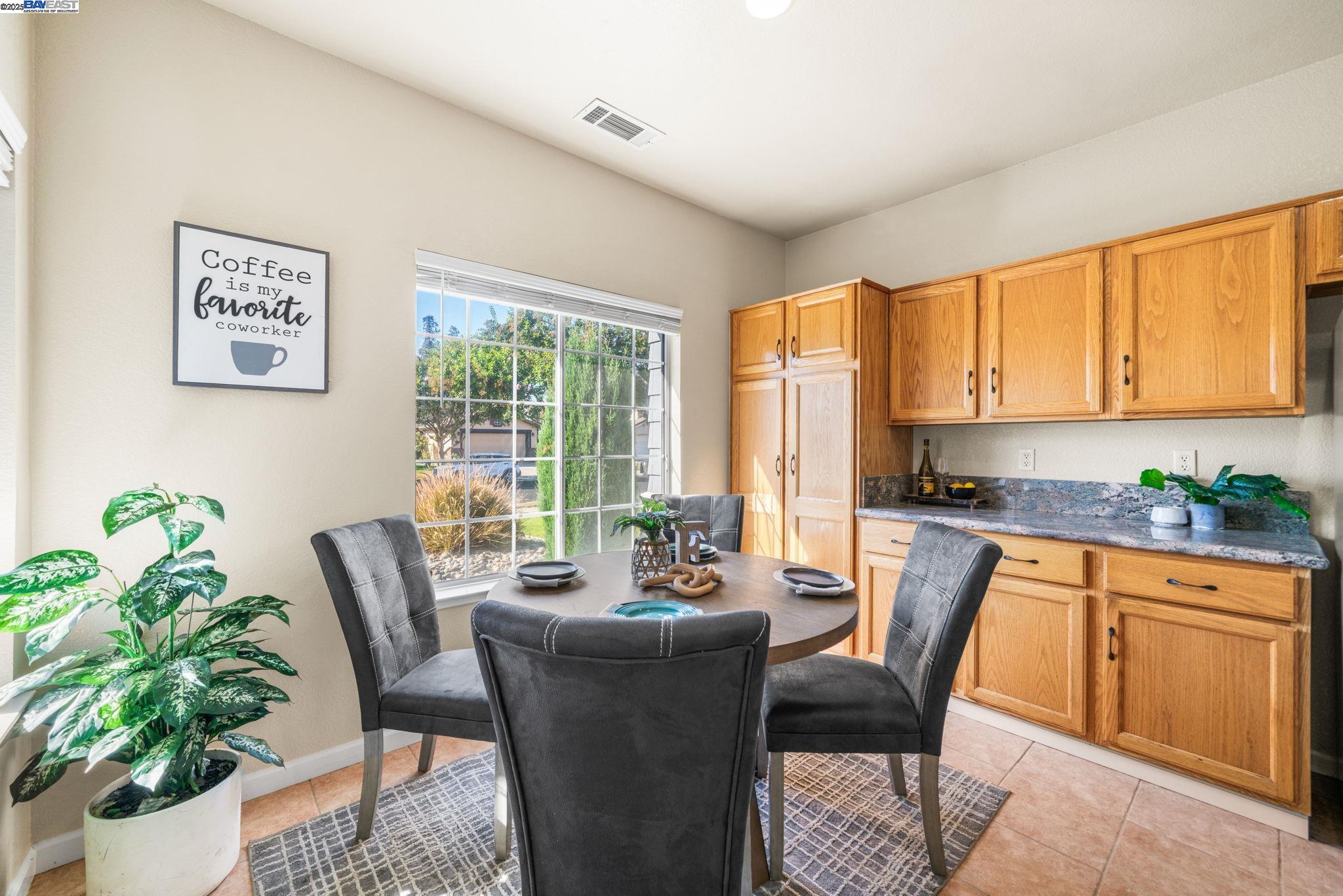 Detail Gallery Image 6 of 42 For 1983 Cork Oak Ln, Manteca,  CA 95336 - 3 Beds | 2 Baths