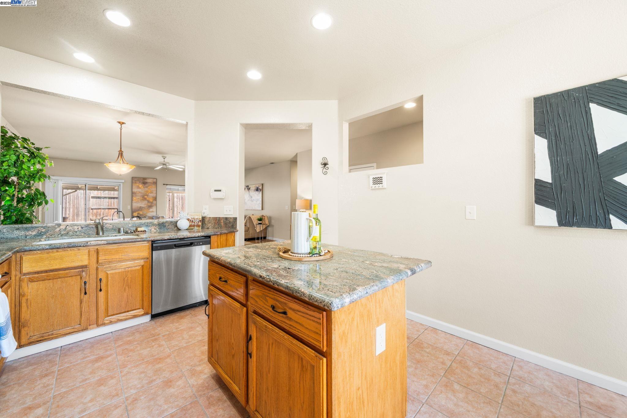 Detail Gallery Image 8 of 42 For 1983 Cork Oak Ln, Manteca,  CA 95336 - 3 Beds | 2 Baths