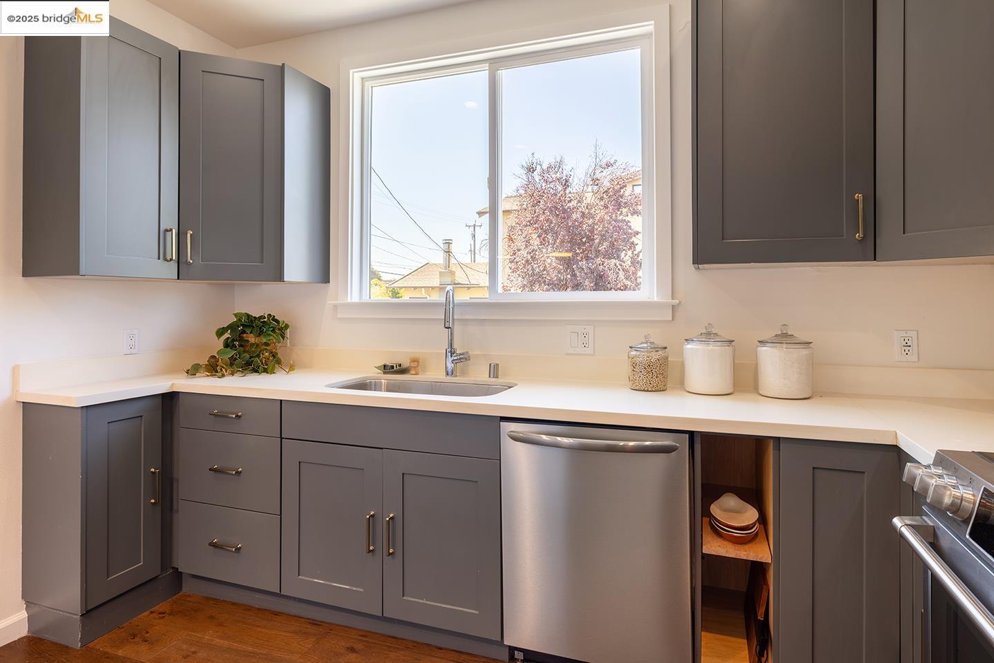 Detail Gallery Image 12 of 51 For 931 Channing Way, Berkeley,  CA 94710 - 3 Beds | 2 Baths