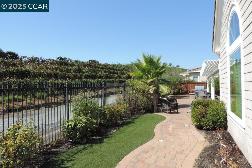 Detail Gallery Image 7 of 8 For 1735 Chardonnay Ln, Brentwood,  CA 94513-4257 - 3 Beds | 3/1 Baths
