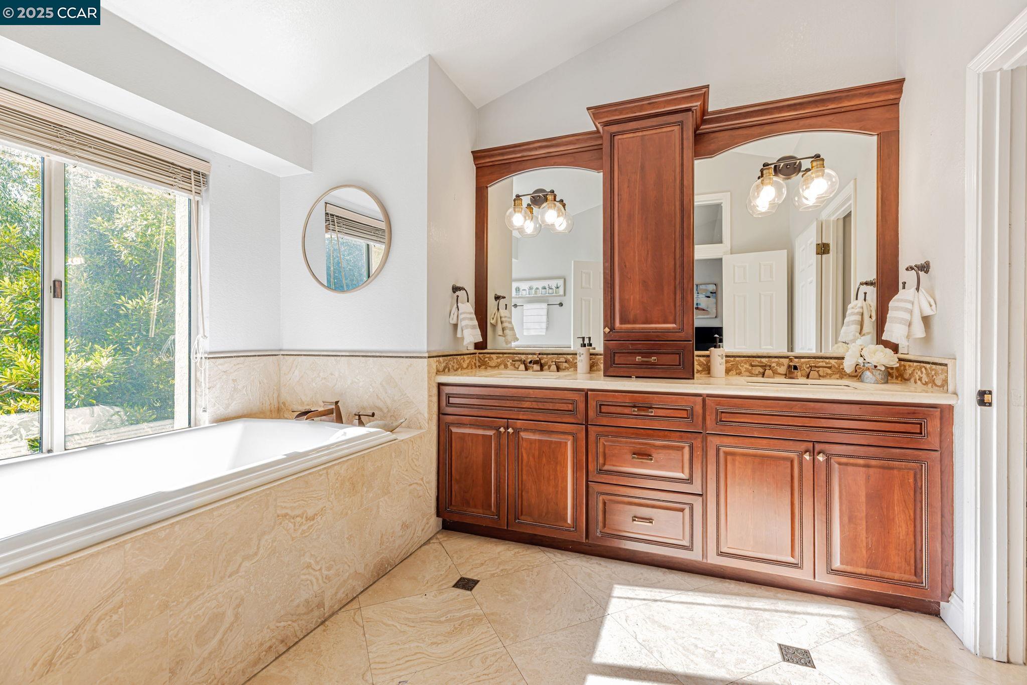 Detail Gallery Image 12 of 41 For 2150 Canyon Lakes Dr, San Ramon,  CA 94582 - 4 Beds | 2/1 Baths