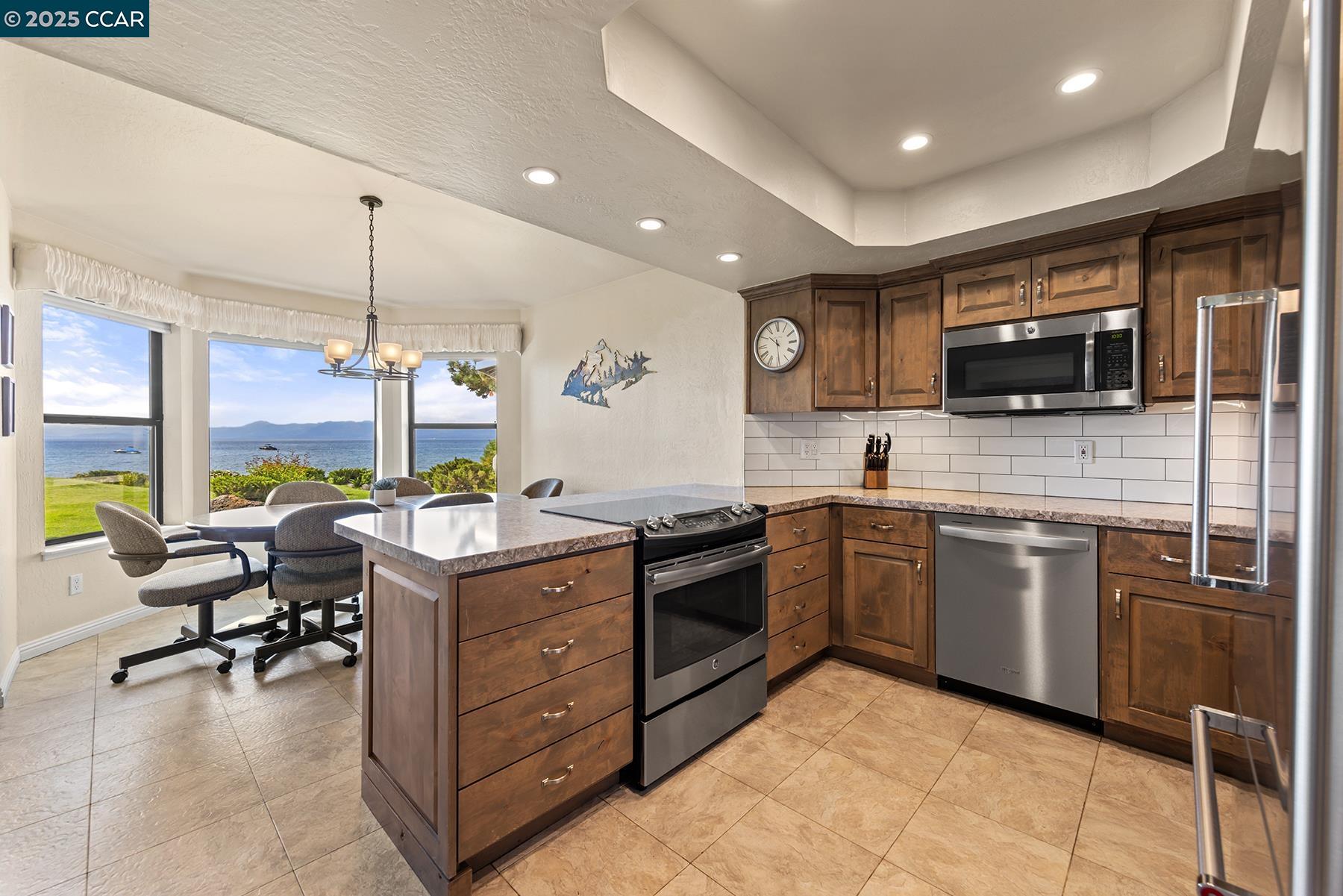 Detail Gallery Image 4 of 28 For 8016 N Lake Blvd, Kings Beach,  CA 96143 - 3 Beds | 2/1 Baths