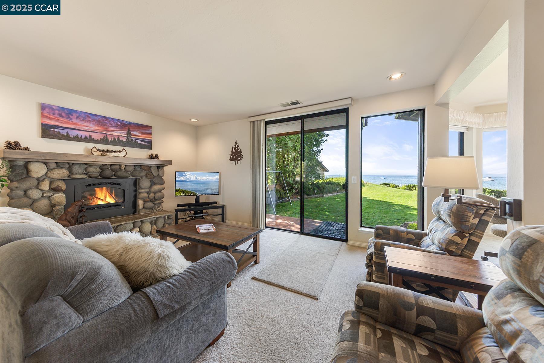 Detail Gallery Image 5 of 28 For 8016 N Lake Blvd, Kings Beach,  CA 96143 - 3 Beds | 2/1 Baths