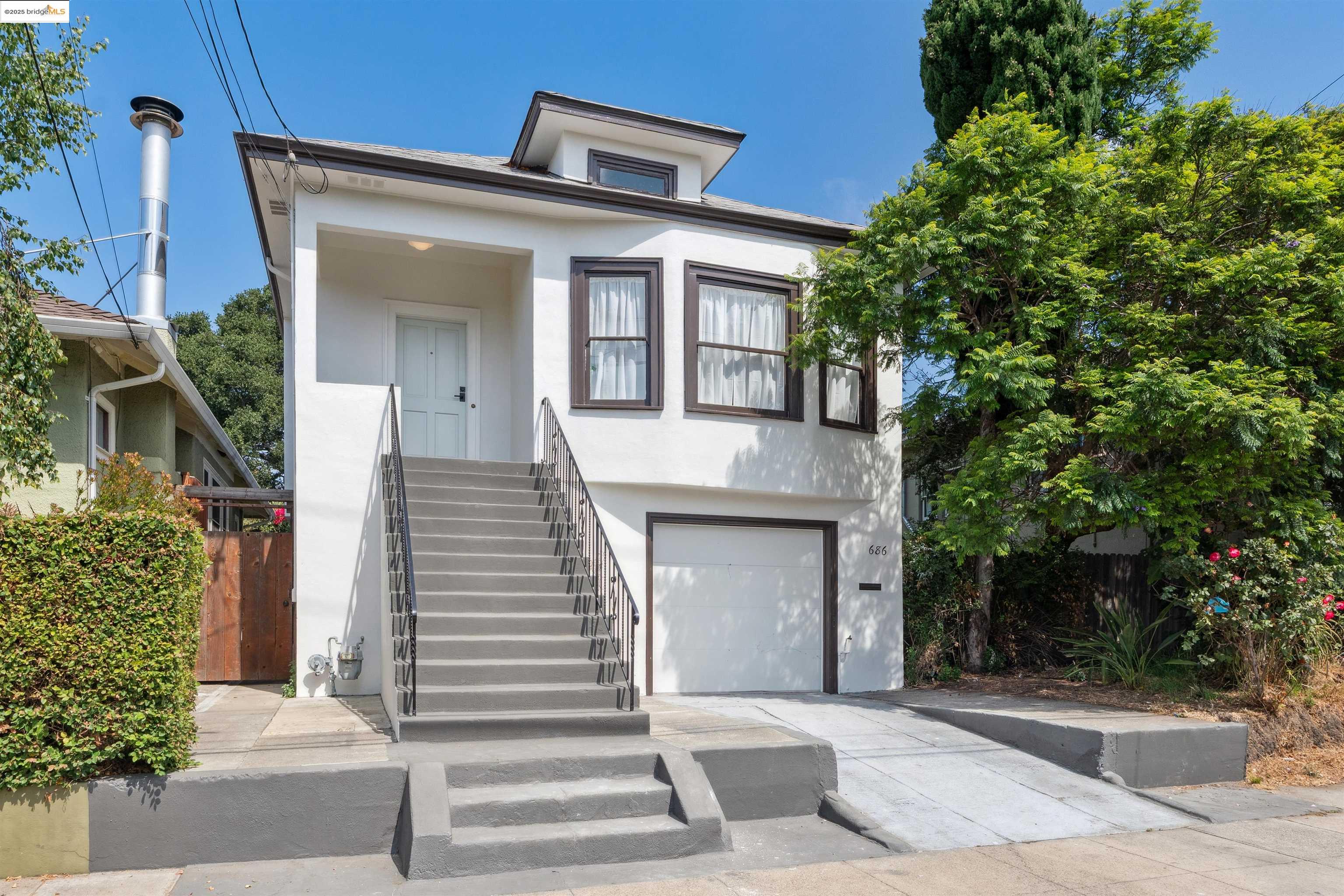 Detail Gallery Image 2 of 39 For 686 41st St, Oakland,  CA 94609 - 2 Beds | 1 Baths