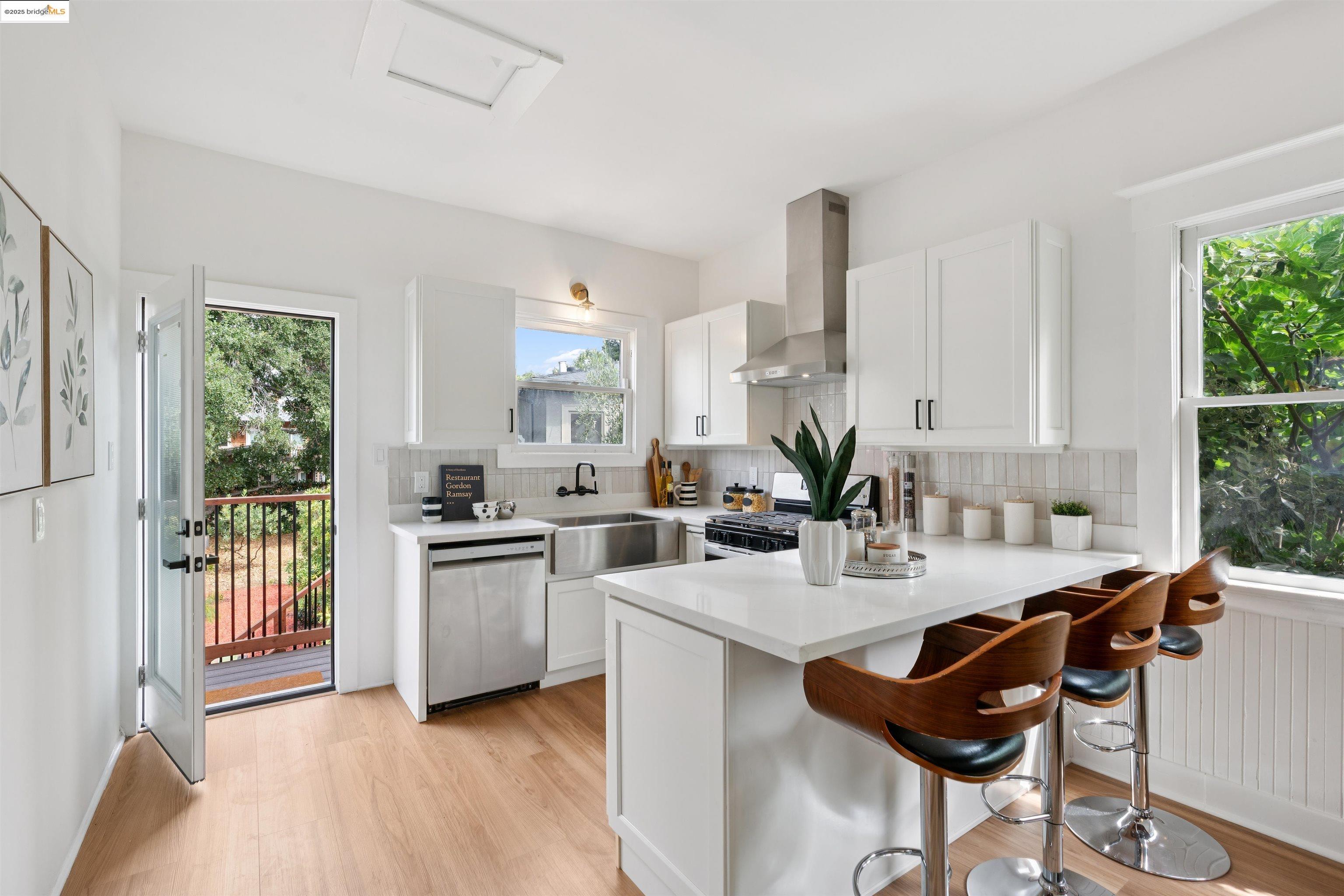 Detail Gallery Image 13 of 39 For 686 41st St, Oakland,  CA 94609 - 2 Beds | 1 Baths