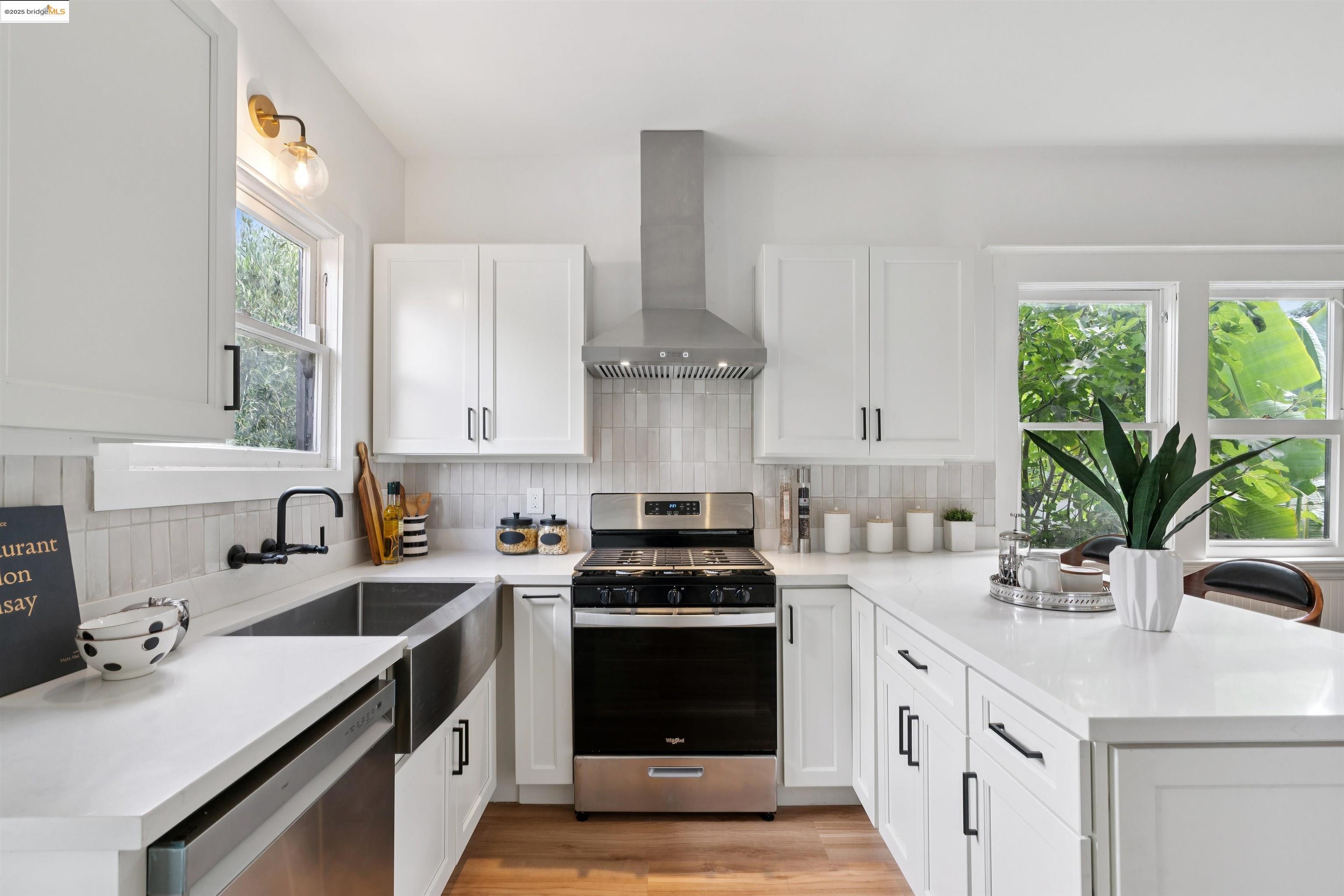 Detail Gallery Image 15 of 39 For 686 41st St, Oakland,  CA 94609 - 2 Beds | 1 Baths
