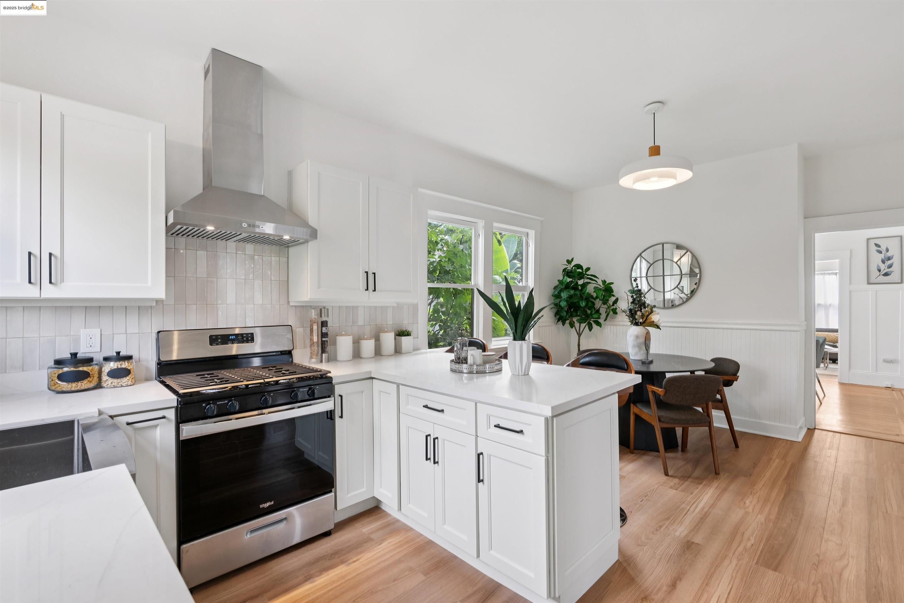 Detail Gallery Image 16 of 39 For 686 41st St, Oakland,  CA 94609 - 2 Beds | 1 Baths