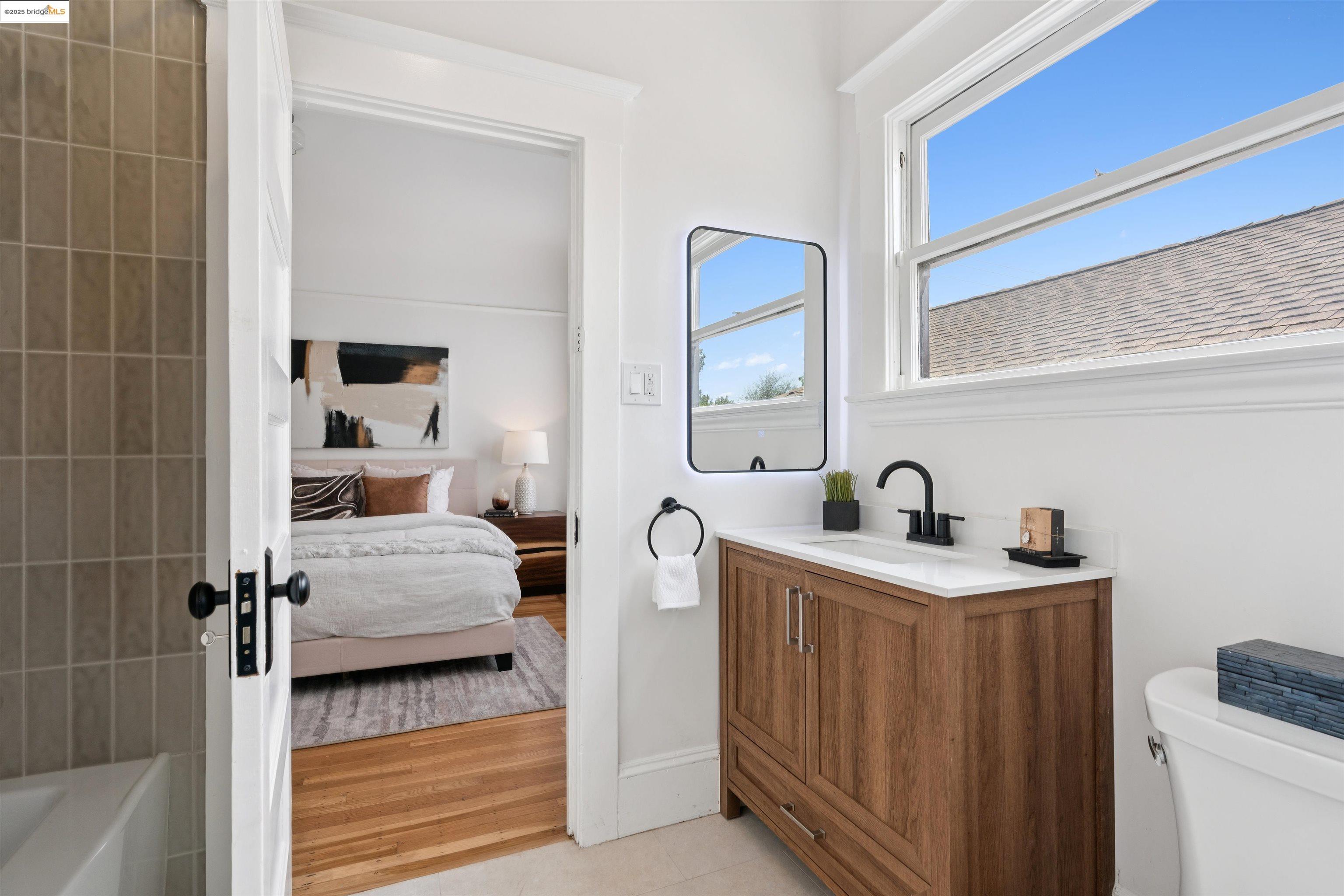 Detail Gallery Image 21 of 39 For 686 41st St, Oakland,  CA 94609 - 2 Beds | 1 Baths