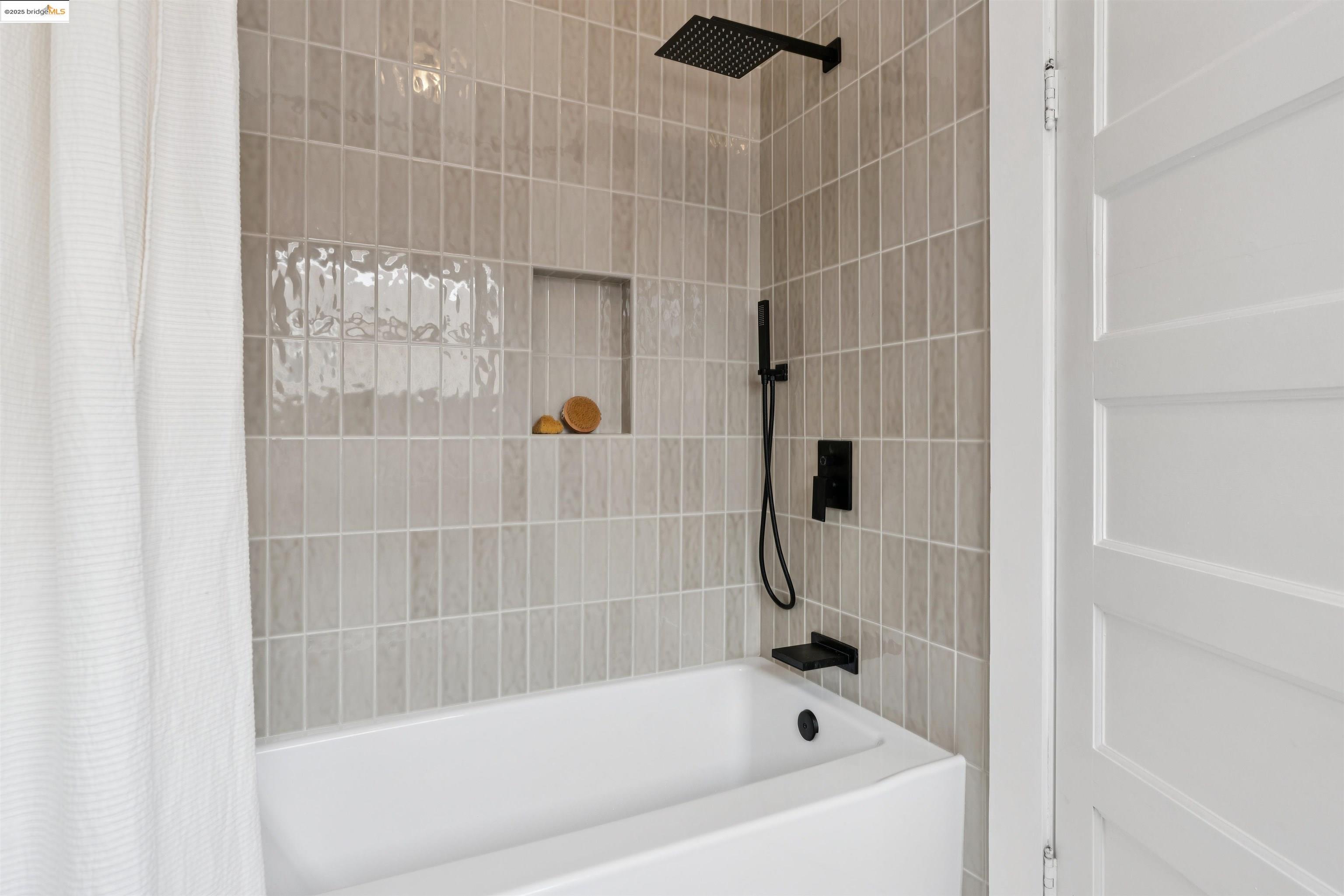 Detail Gallery Image 22 of 39 For 686 41st St, Oakland,  CA 94609 - 2 Beds | 1 Baths