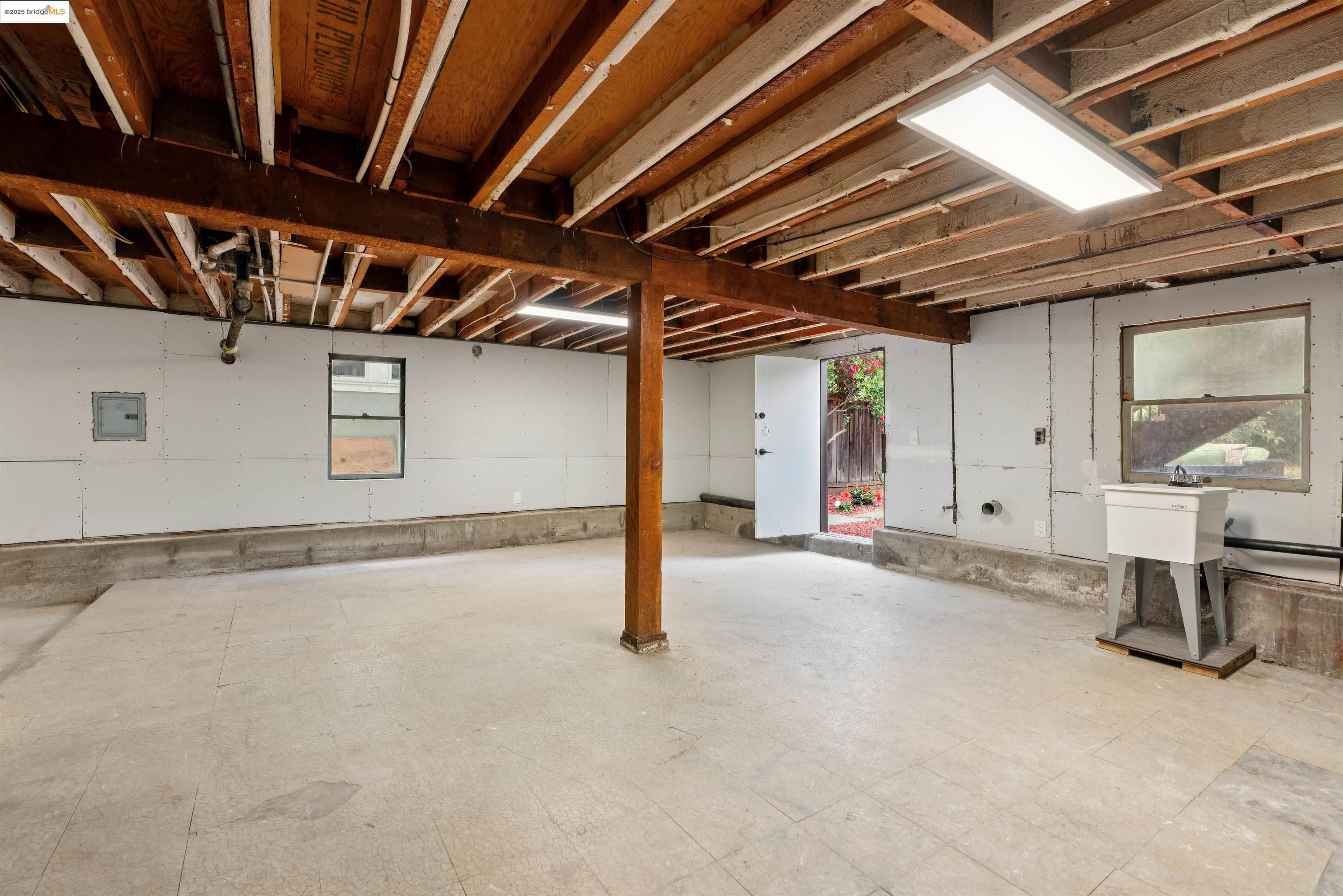 Detail Gallery Image 26 of 39 For 686 41st St, Oakland,  CA 94609 - 2 Beds | 1 Baths