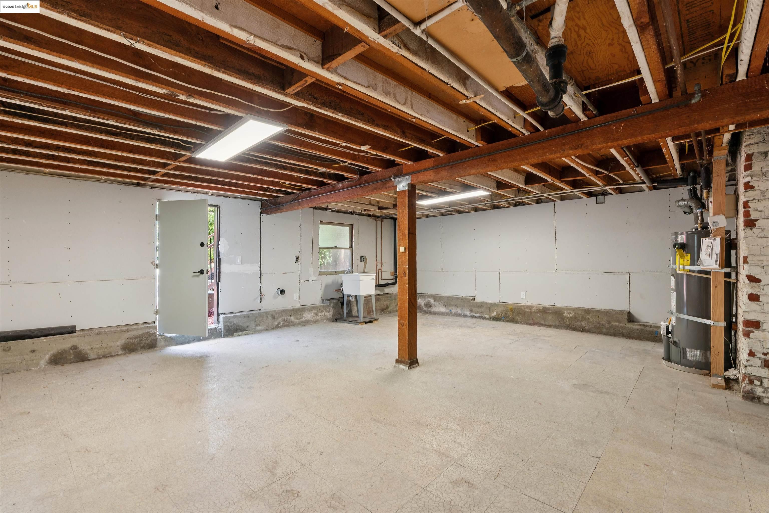 Detail Gallery Image 27 of 39 For 686 41st St, Oakland,  CA 94609 - 2 Beds | 1 Baths