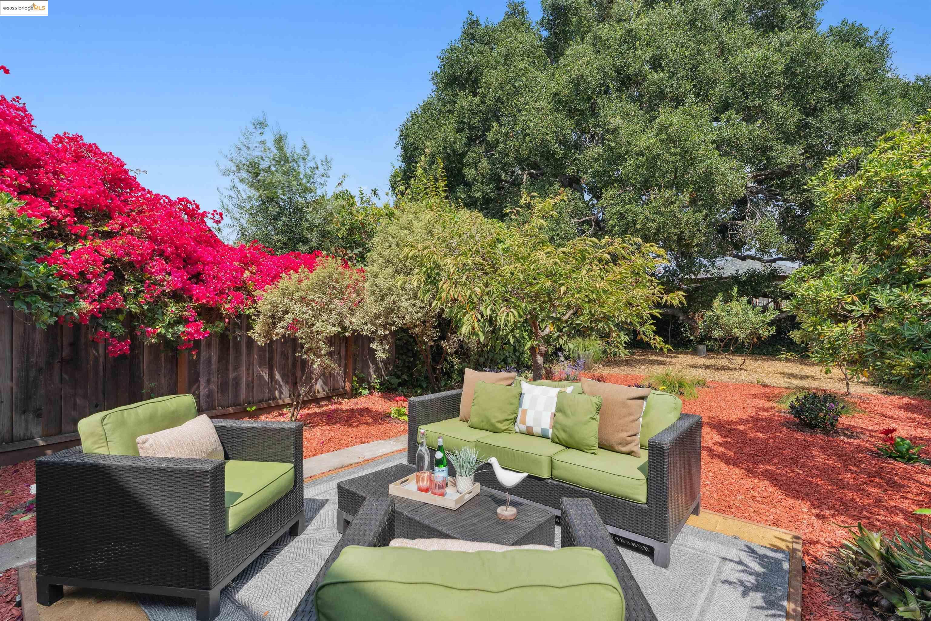 Detail Gallery Image 30 of 39 For 686 41st St, Oakland,  CA 94609 - 2 Beds | 1 Baths