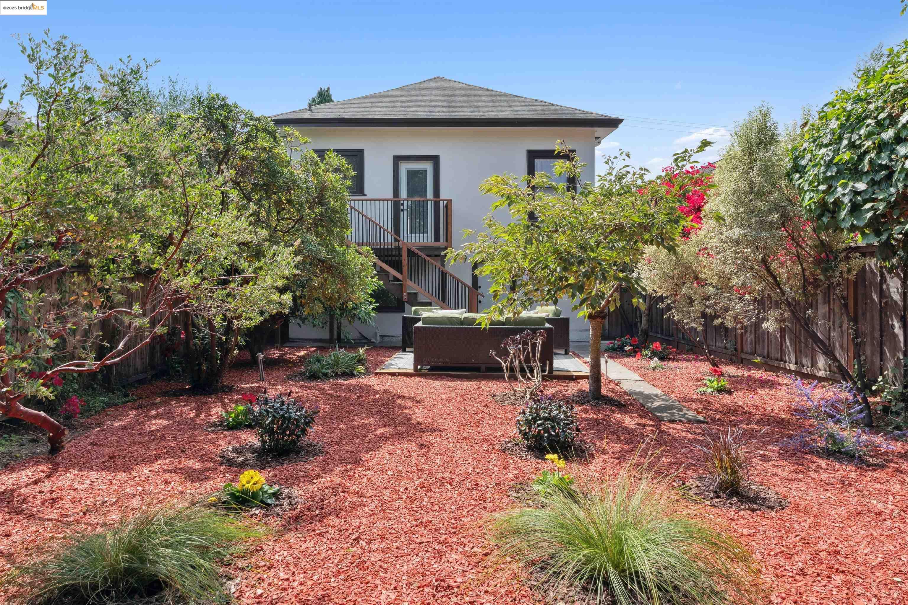 Detail Gallery Image 31 of 39 For 686 41st St, Oakland,  CA 94609 - 2 Beds | 1 Baths