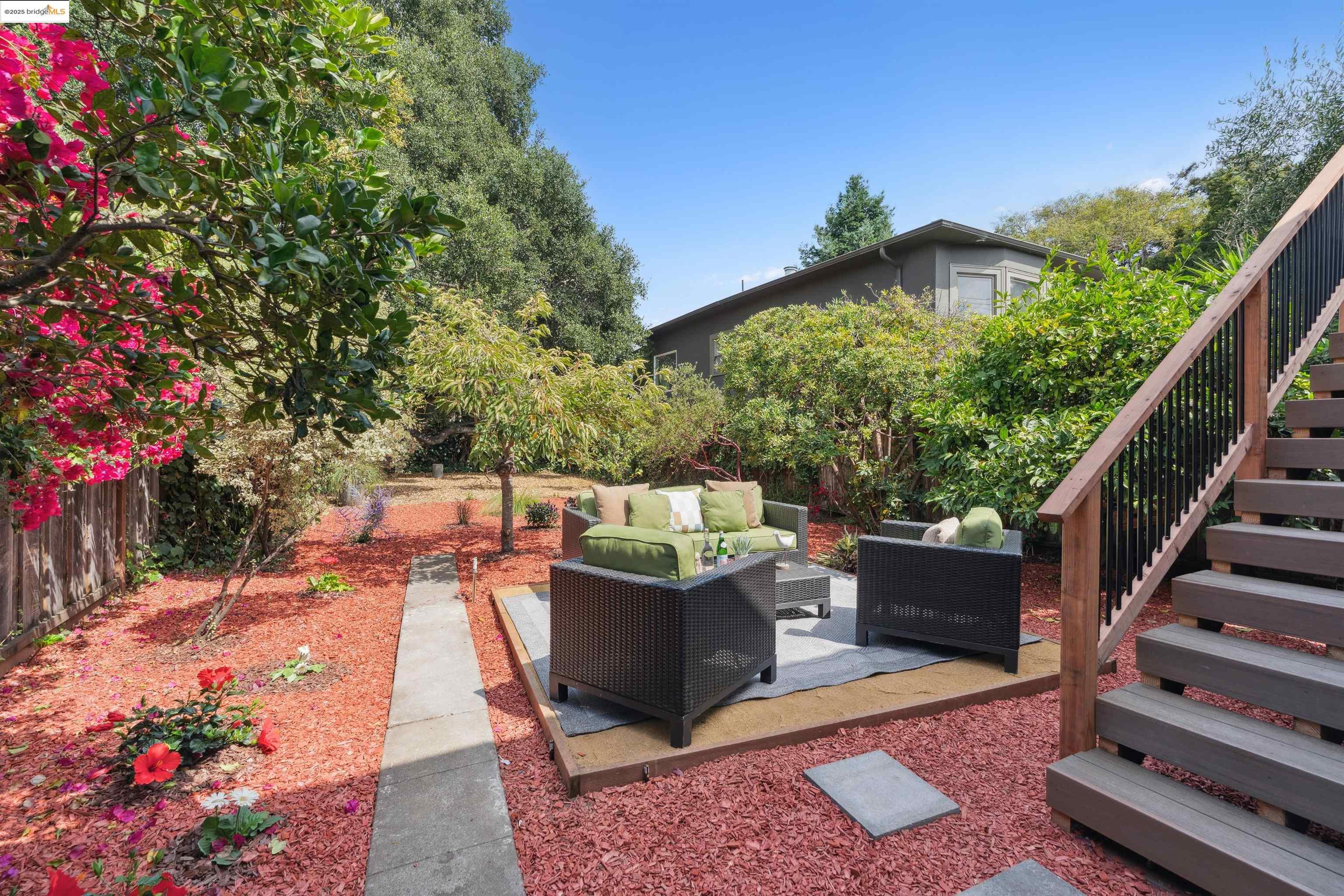Detail Gallery Image 32 of 39 For 686 41st St, Oakland,  CA 94609 - 2 Beds | 1 Baths
