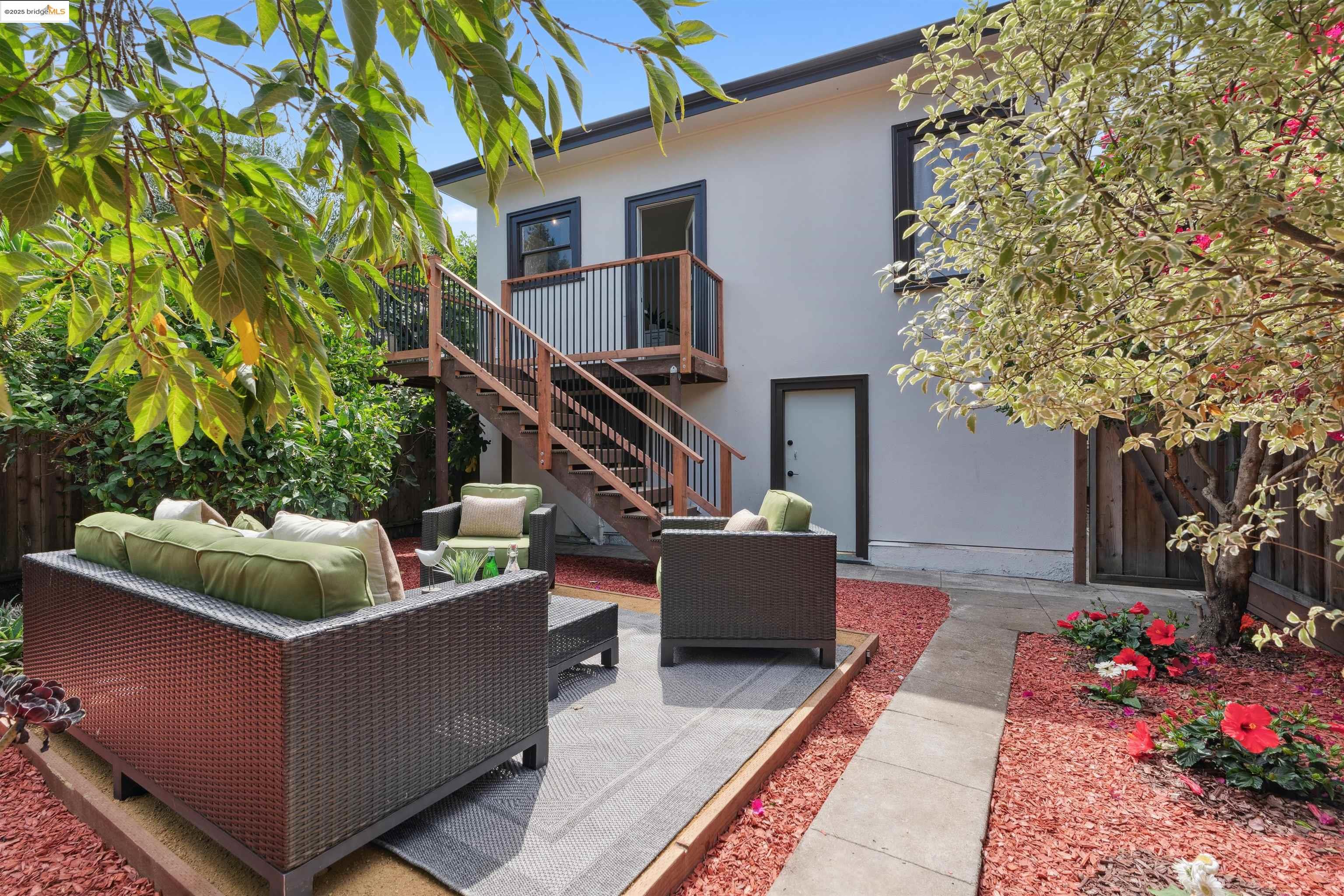 Detail Gallery Image 33 of 39 For 686 41st St, Oakland,  CA 94609 - 2 Beds | 1 Baths