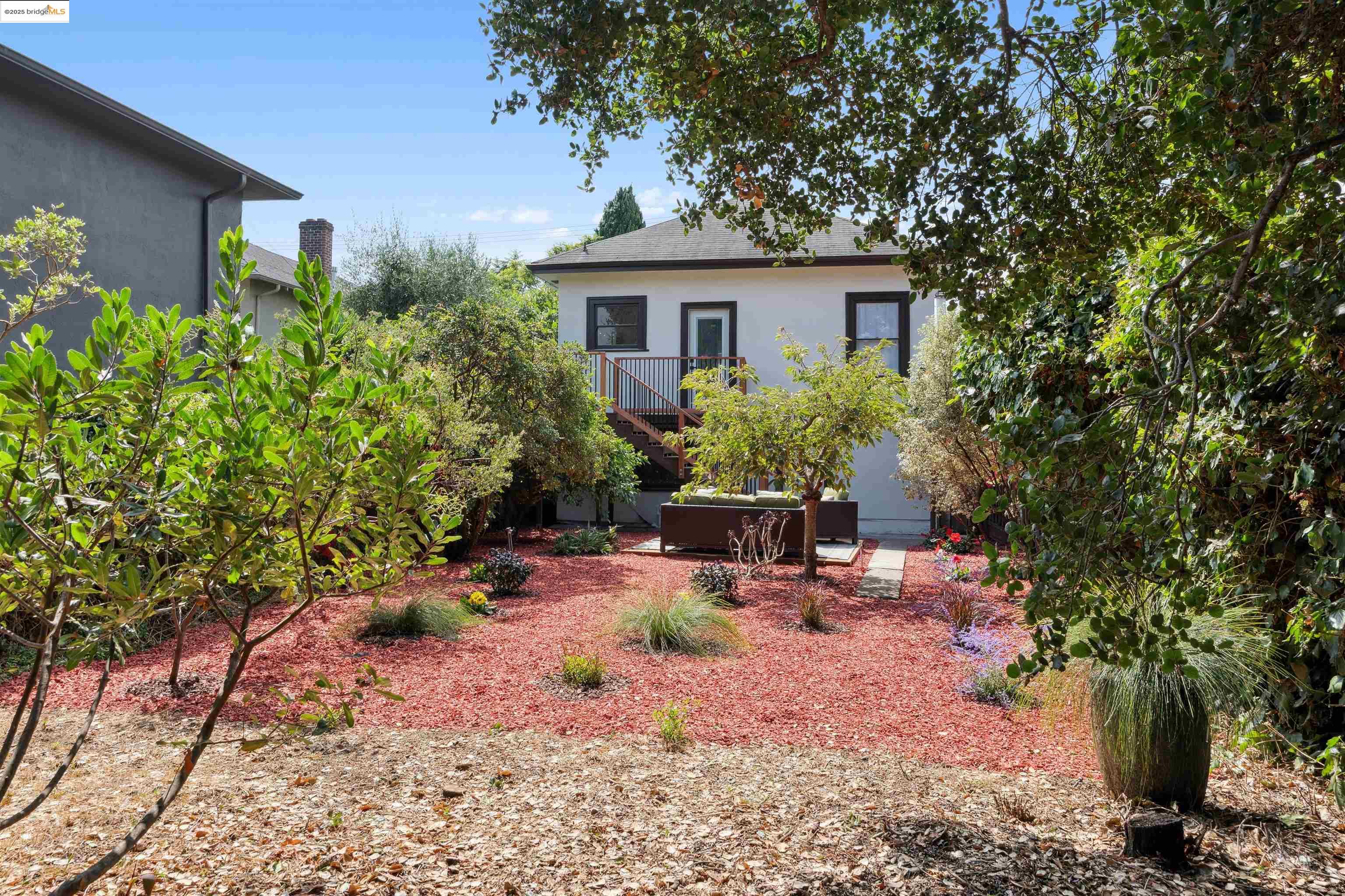 Detail Gallery Image 34 of 39 For 686 41st St, Oakland,  CA 94609 - 2 Beds | 1 Baths