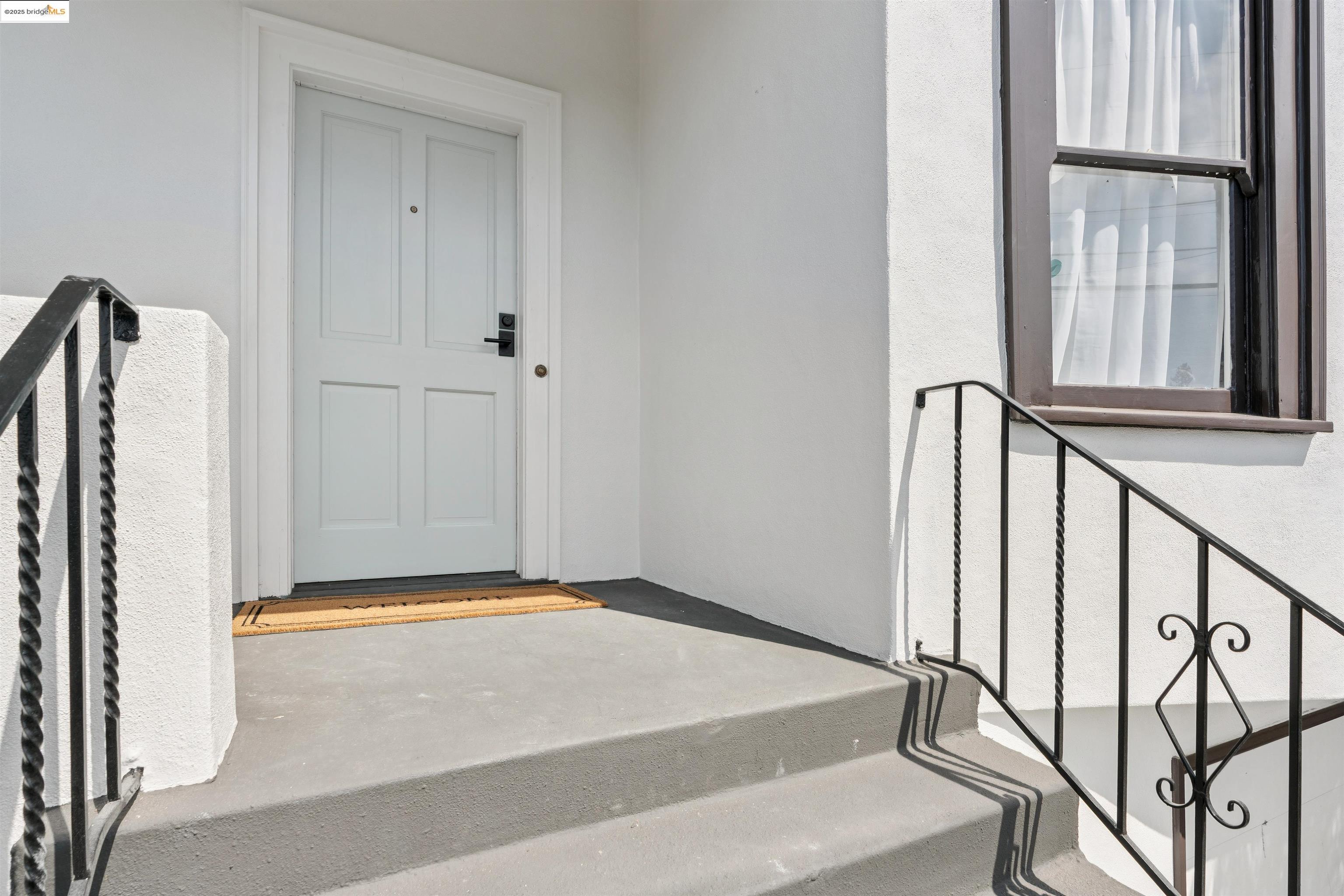 Detail Gallery Image 5 of 39 For 686 41st St, Oakland,  CA 94609 - 2 Beds | 1 Baths