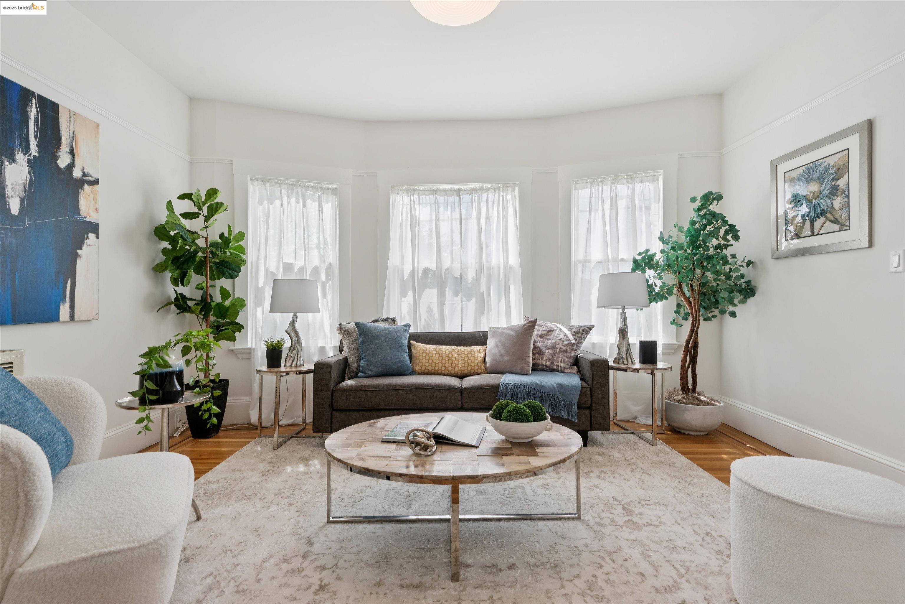 Detail Gallery Image 7 of 39 For 686 41st St, Oakland,  CA 94609 - 2 Beds | 1 Baths