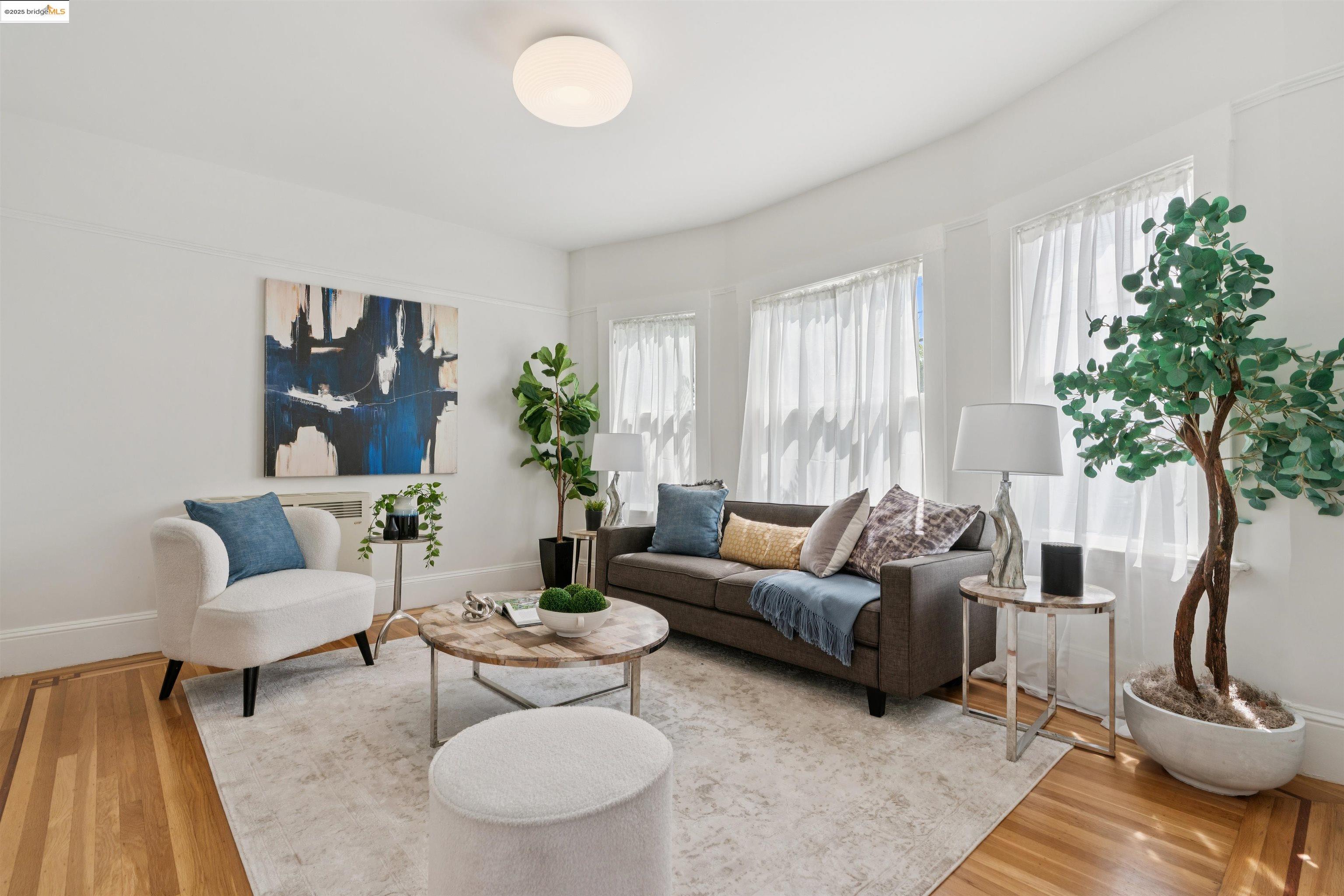 Detail Gallery Image 8 of 39 For 686 41st St, Oakland,  CA 94609 - 2 Beds | 1 Baths