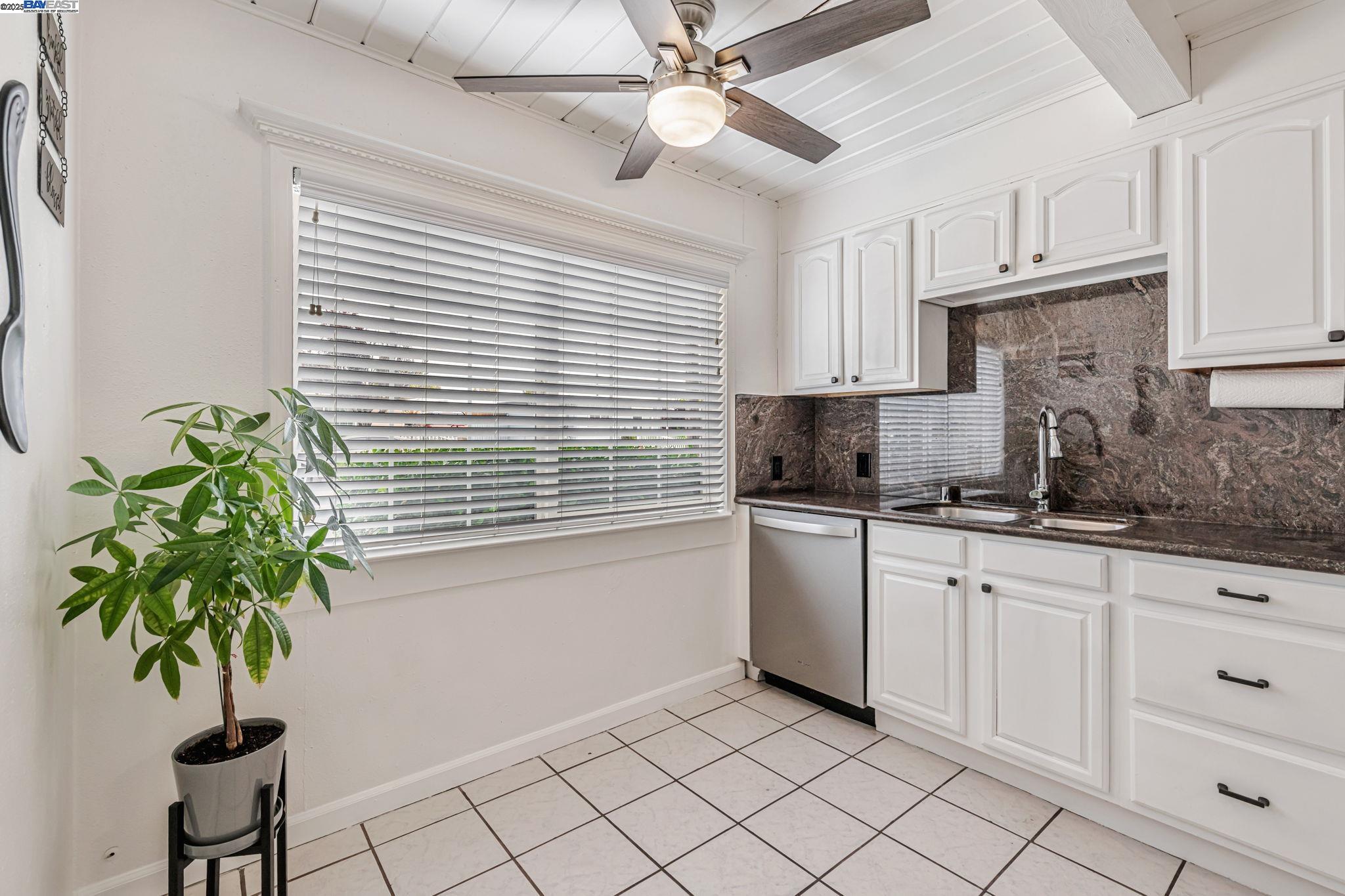 Detail Gallery Image 9 of 33 For 22857 Fuller Ave, Hayward,  CA 94541 - 2 Beds | 1 Baths