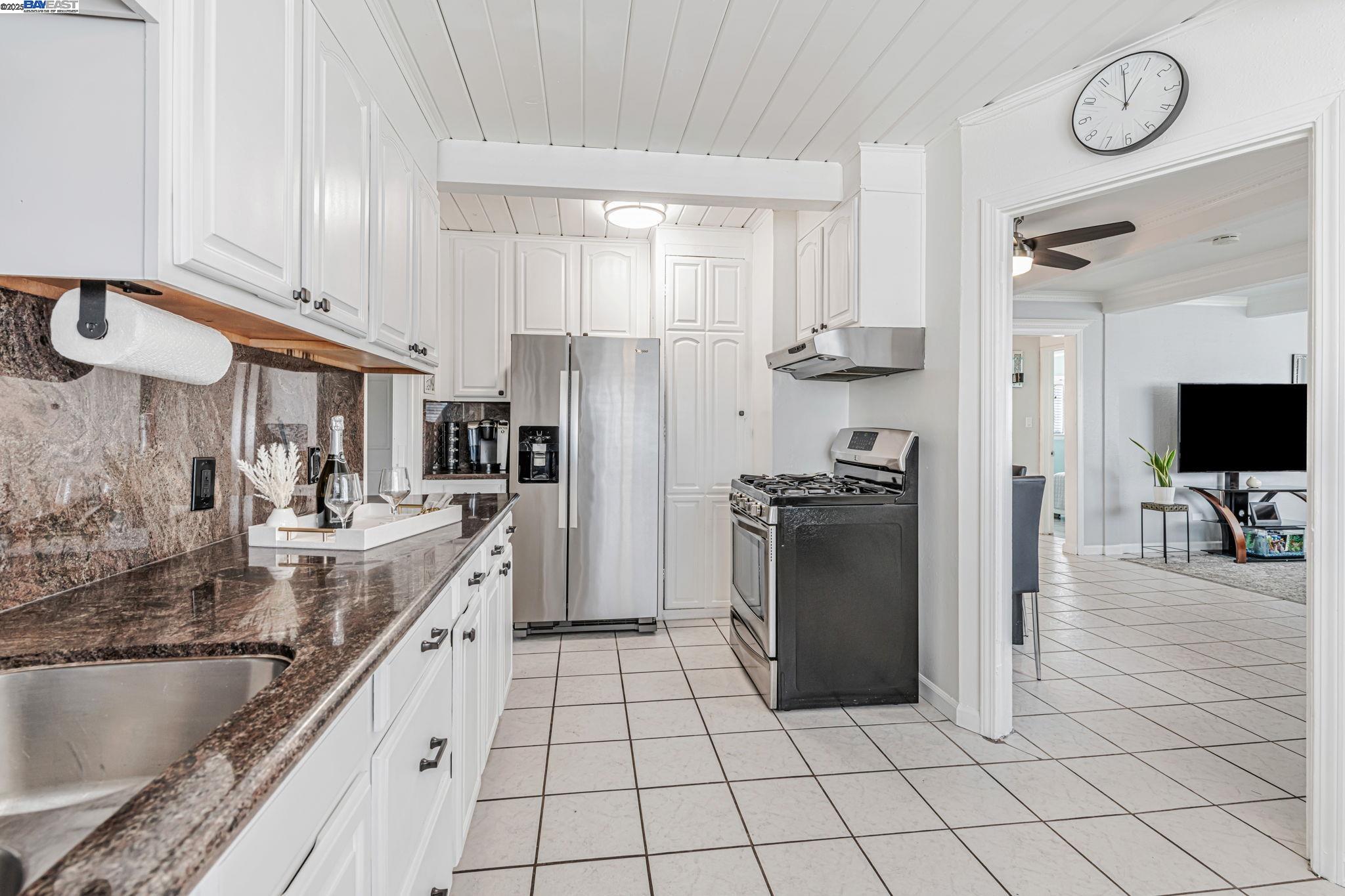 Detail Gallery Image 11 of 33 For 22857 Fuller Ave, Hayward,  CA 94541 - 2 Beds | 1 Baths