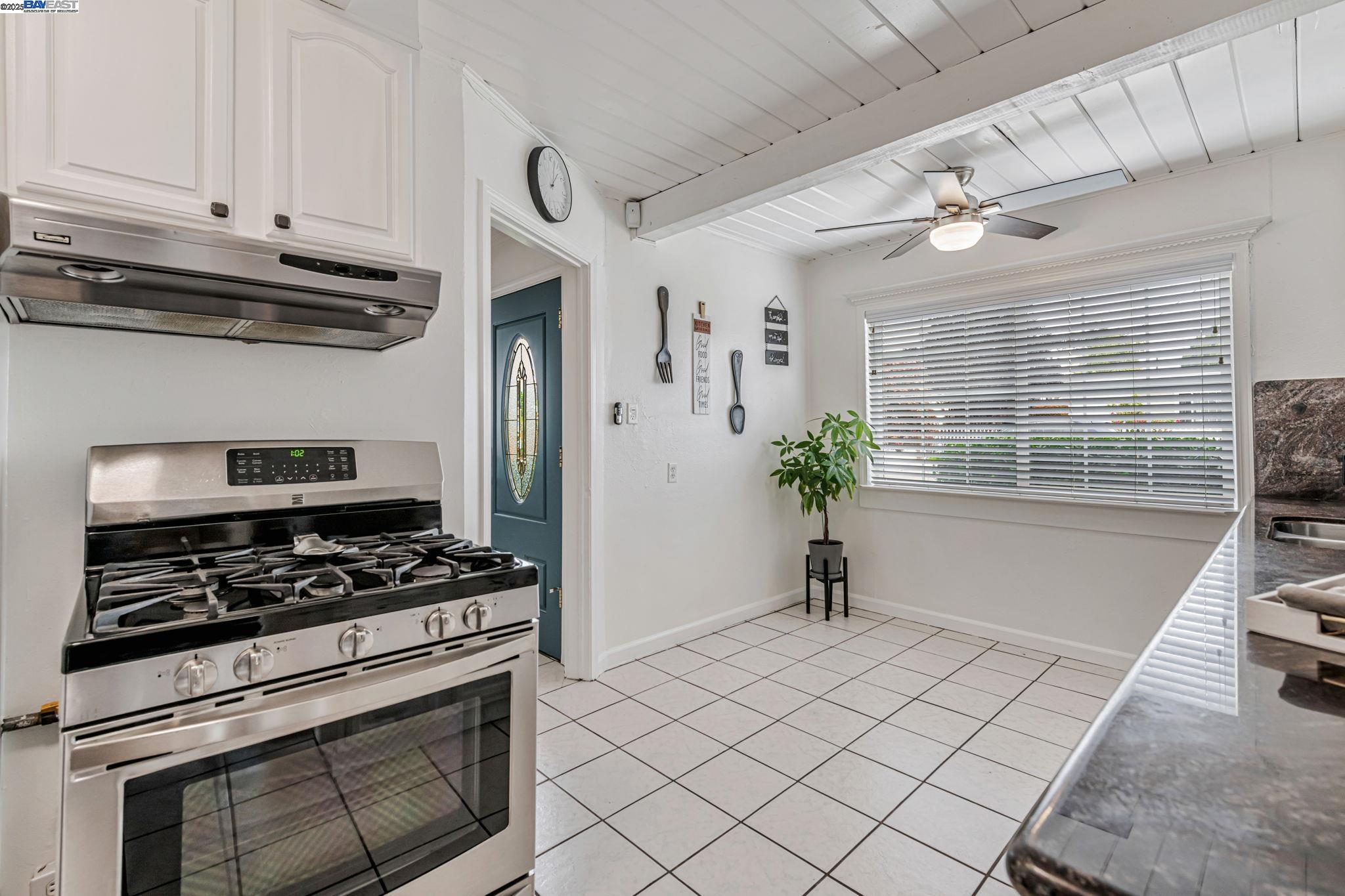 Detail Gallery Image 12 of 33 For 22857 Fuller Ave, Hayward,  CA 94541 - 2 Beds | 1 Baths