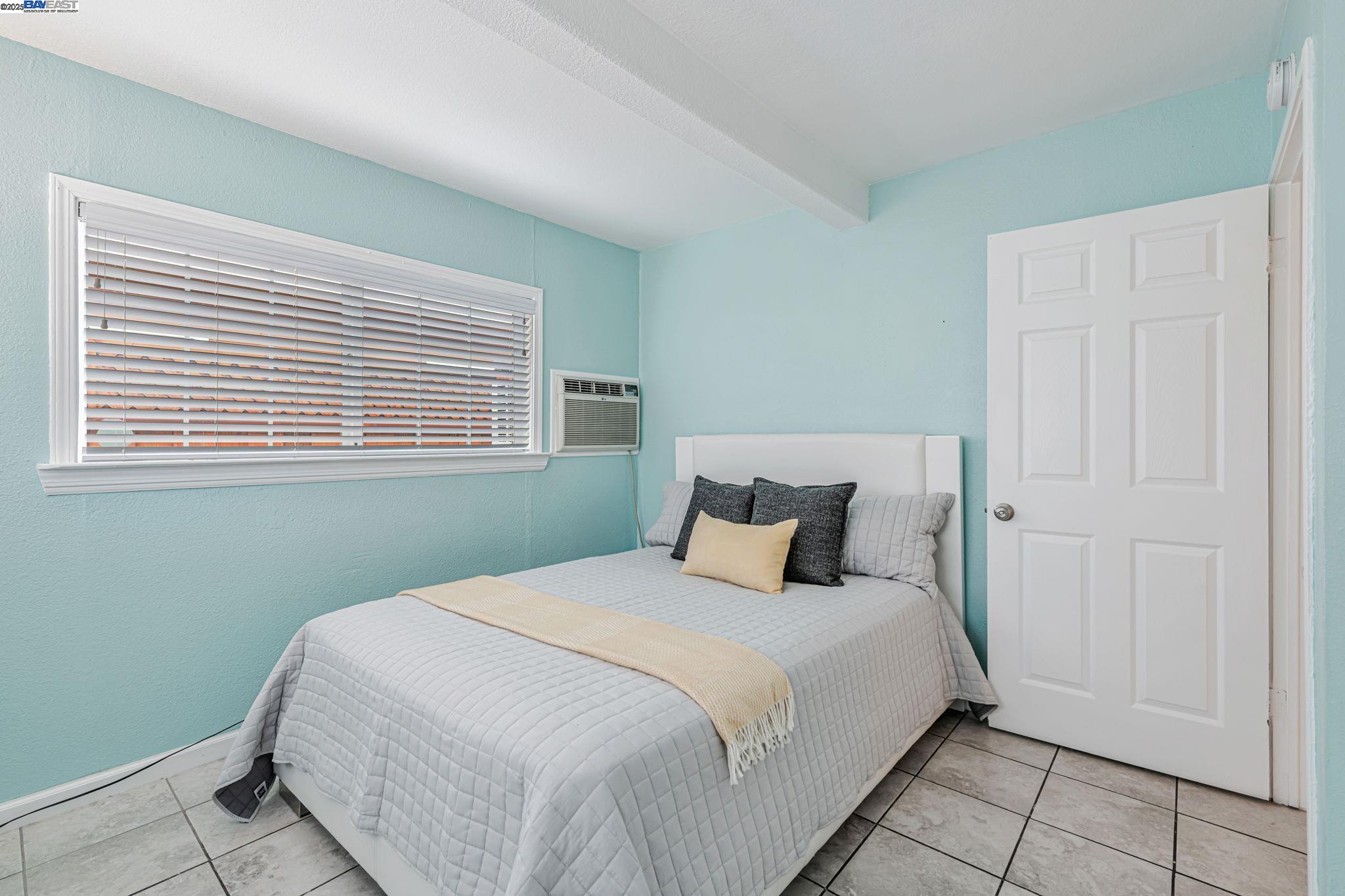 Detail Gallery Image 15 of 33 For 22857 Fuller Ave, Hayward,  CA 94541 - 2 Beds | 1 Baths