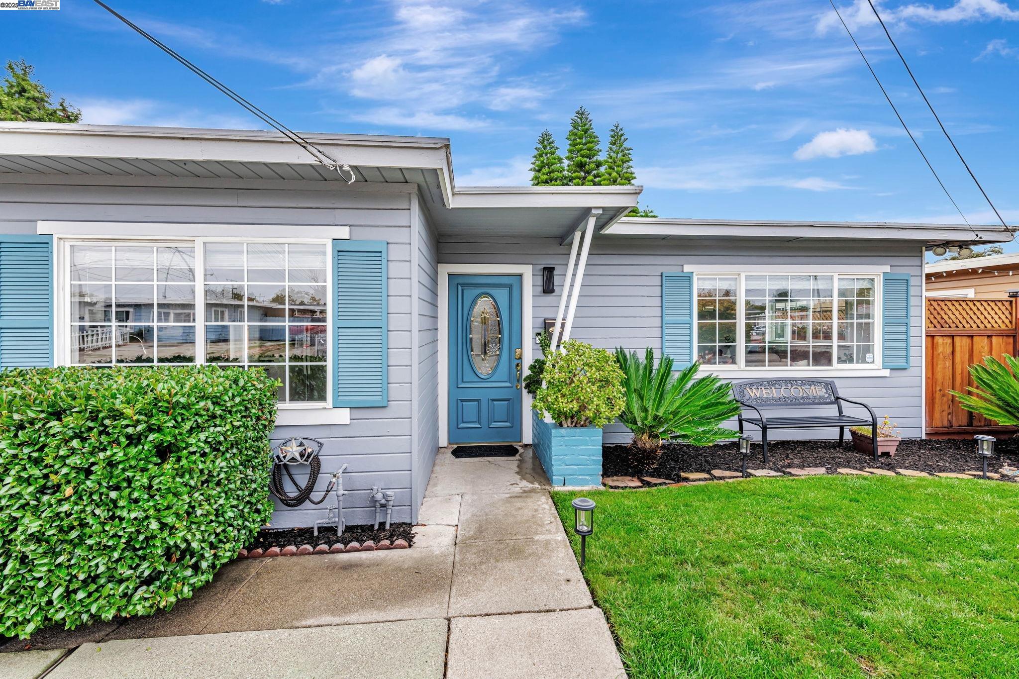 Detail Gallery Image 4 of 33 For 22857 Fuller Ave, Hayward,  CA 94541 - 2 Beds | 1 Baths