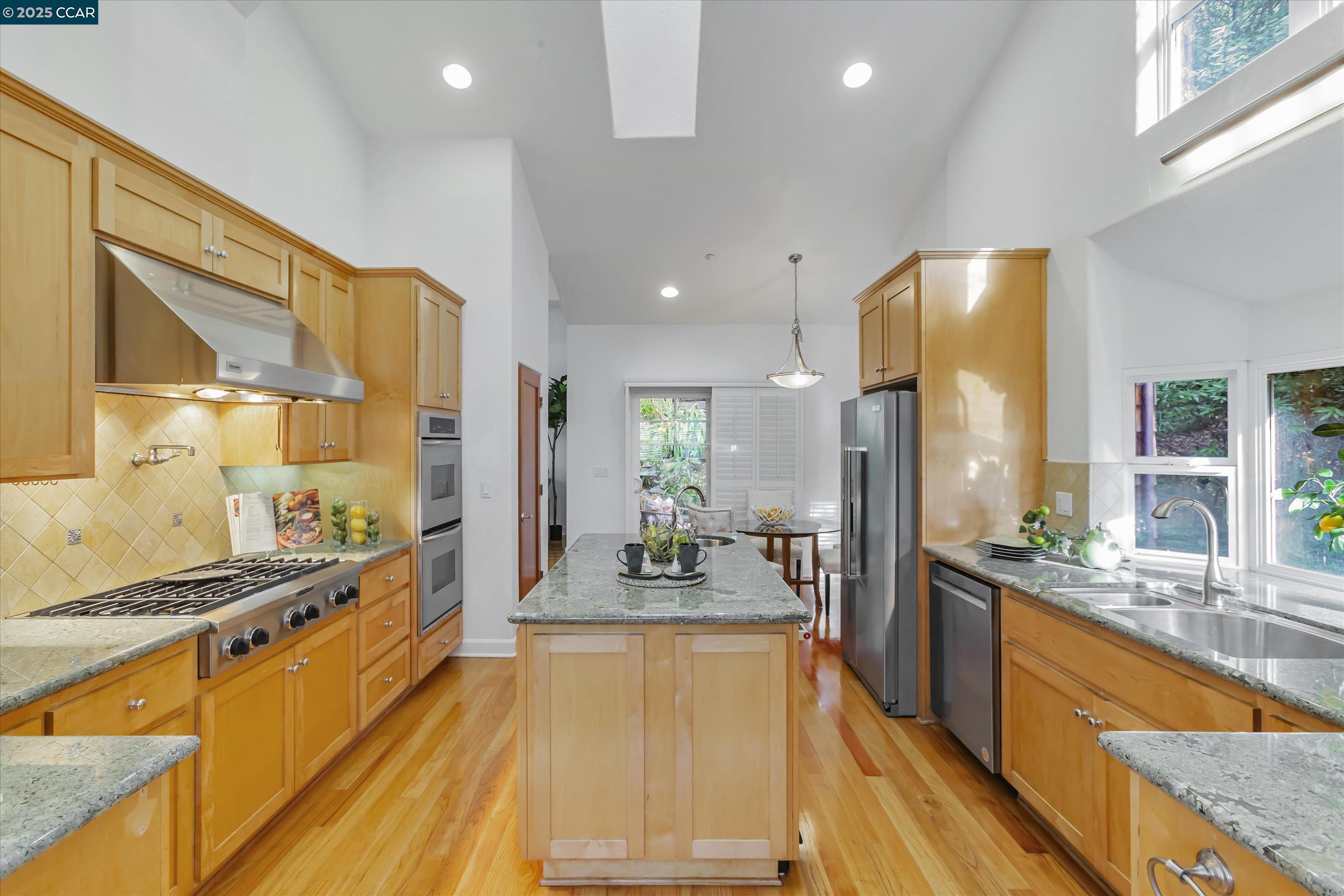 Detail Gallery Image 13 of 51 For 1215 Alvarado Rd, Berkeley,  CA 94705 - 5 Beds | 4/1 Baths