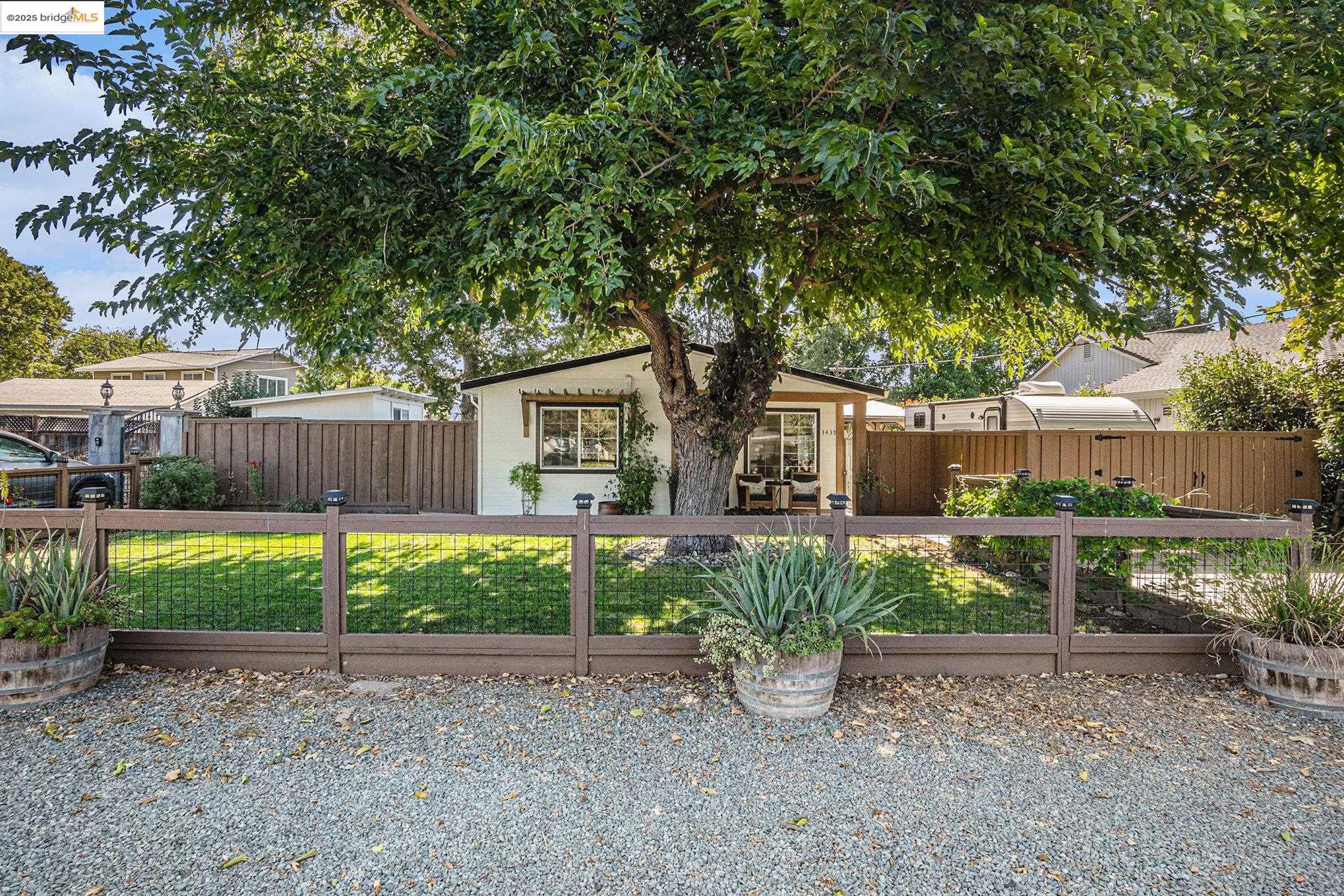 Detail Gallery Image 3 of 43 For 3439 Sanford St, Concord,  CA 94520 - 4 Beds | 2 Baths