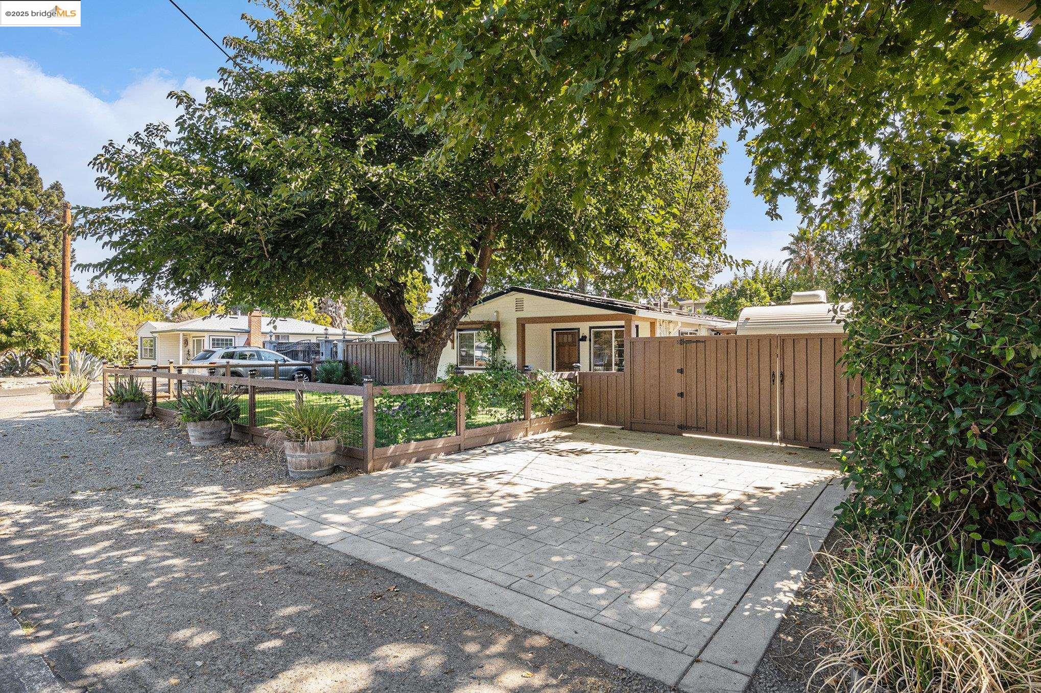 Detail Gallery Image 4 of 43 For 3439 Sanford St, Concord,  CA 94520 - 4 Beds | 2 Baths