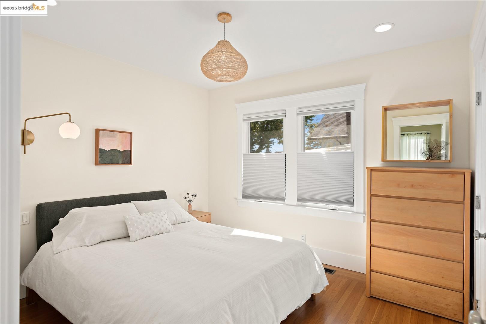 Detail Gallery Image 12 of 38 For 1409 Alcatraz Ave, Berkeley,  CA 94702 - 4 Beds | 3 Baths