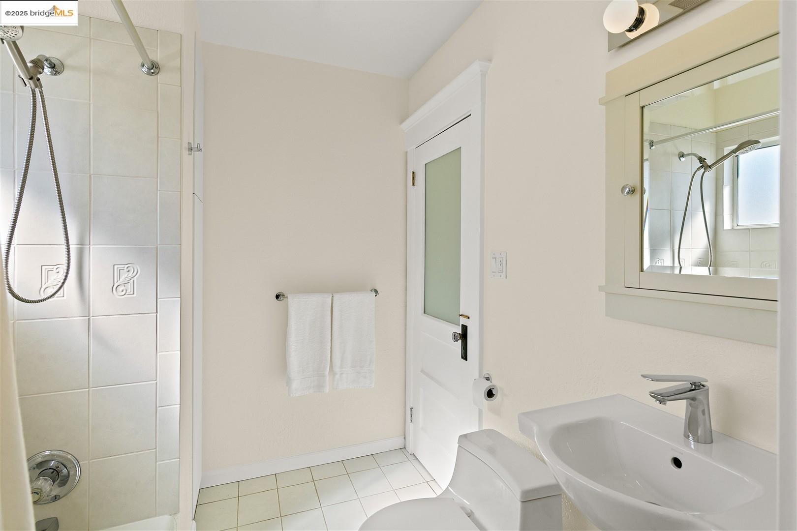 Detail Gallery Image 13 of 38 For 1409 Alcatraz Ave, Berkeley,  CA 94702 - 4 Beds | 3 Baths