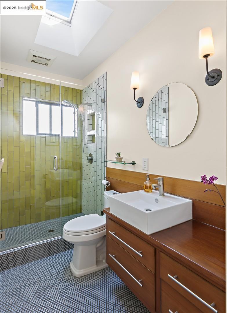 Detail Gallery Image 15 of 38 For 1409 Alcatraz Ave, Berkeley,  CA 94702 - 4 Beds | 3 Baths