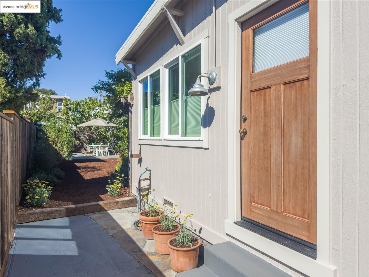Detail Gallery Image 20 of 38 For 1409 Alcatraz Ave, Berkeley,  CA 94702 - 4 Beds | 3 Baths