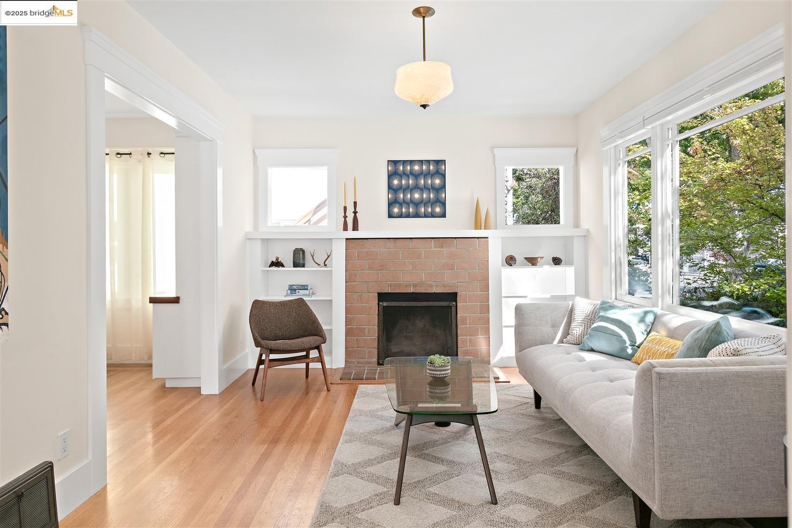 Detail Gallery Image 3 of 38 For 1409 Alcatraz Ave, Berkeley,  CA 94702 - 4 Beds | 3 Baths