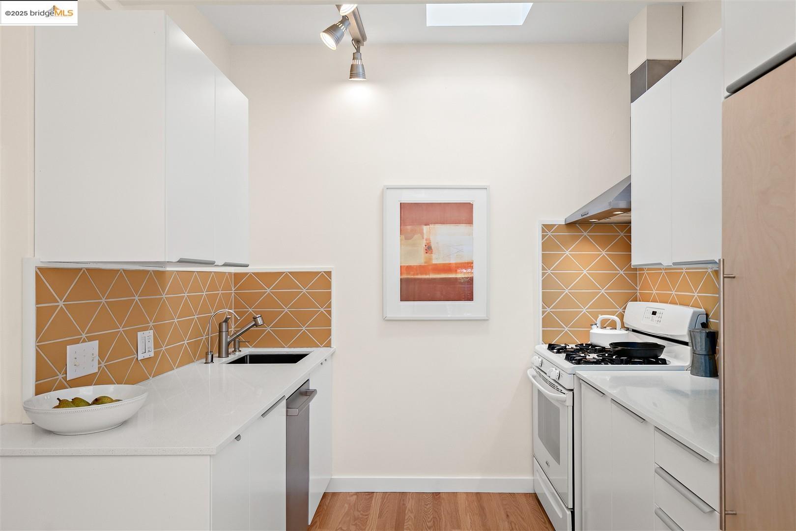 Detail Gallery Image 25 of 38 For 1409 Alcatraz Ave, Berkeley,  CA 94702 - 4 Beds | 3 Baths