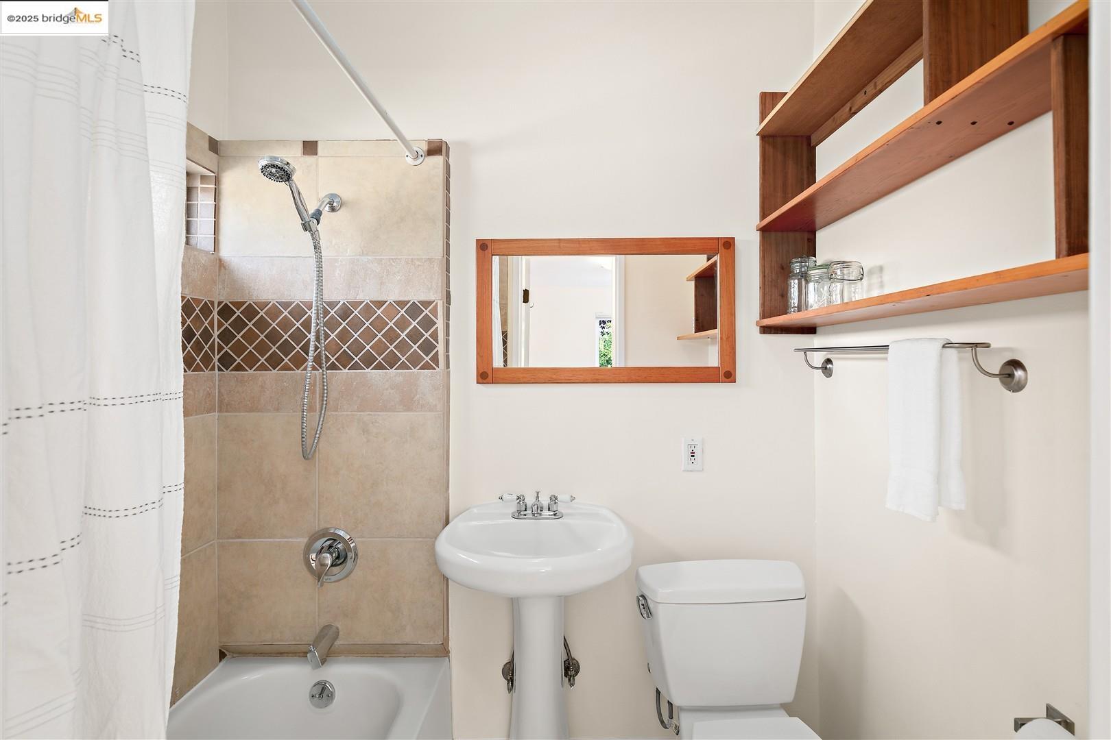 Detail Gallery Image 27 of 38 For 1409 Alcatraz Ave, Berkeley,  CA 94702 - 4 Beds | 3 Baths