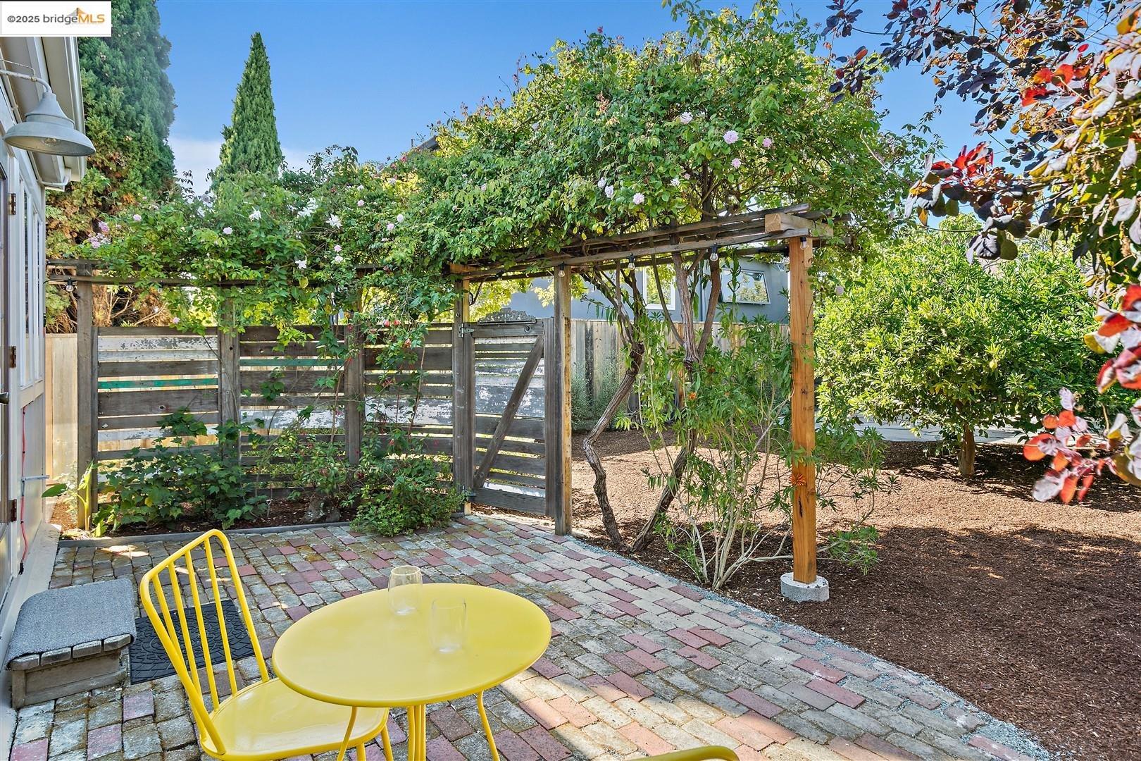 Detail Gallery Image 28 of 38 For 1409 Alcatraz Ave, Berkeley,  CA 94702 - 4 Beds | 3 Baths
