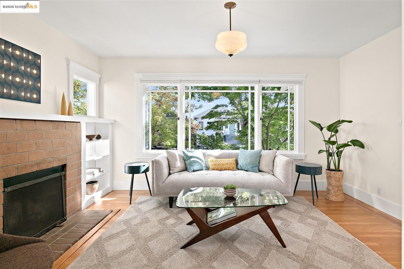 Detail Gallery Image 4 of 38 For 1409 Alcatraz Ave, Berkeley,  CA 94702 - 4 Beds | 3 Baths