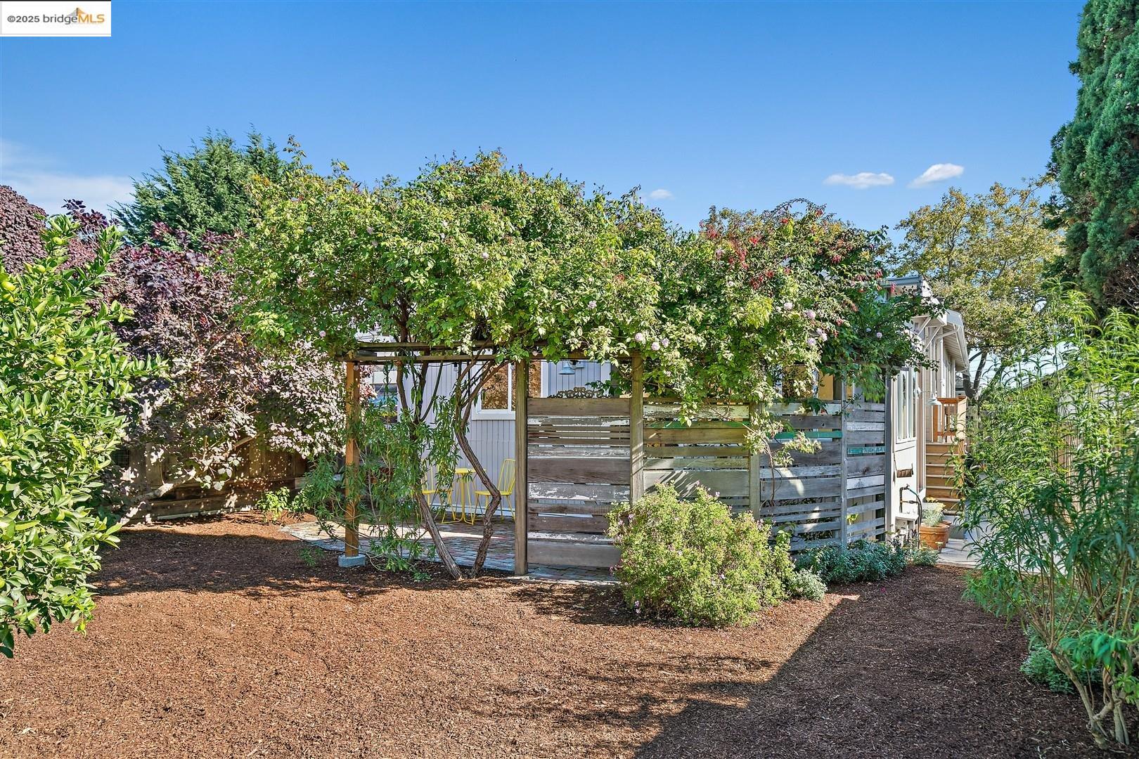 Detail Gallery Image 33 of 38 For 1409 Alcatraz Ave, Berkeley,  CA 94702 - 4 Beds | 3 Baths