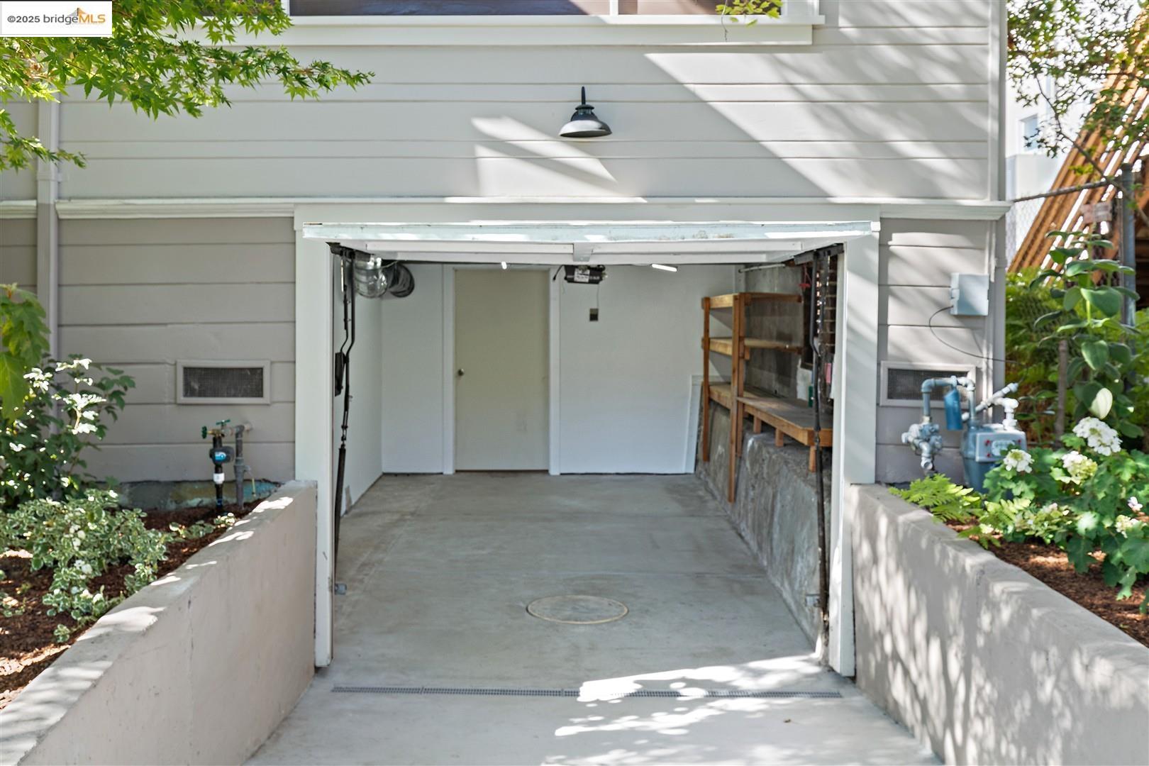 Detail Gallery Image 35 of 38 For 1409 Alcatraz Ave, Berkeley,  CA 94702 - 4 Beds | 3 Baths