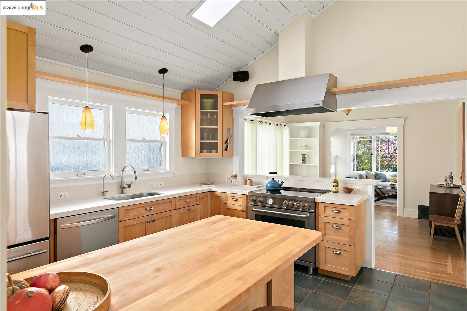 Detail Gallery Image 9 of 38 For 1409 Alcatraz Ave, Berkeley,  CA 94702 - 4 Beds | 3 Baths